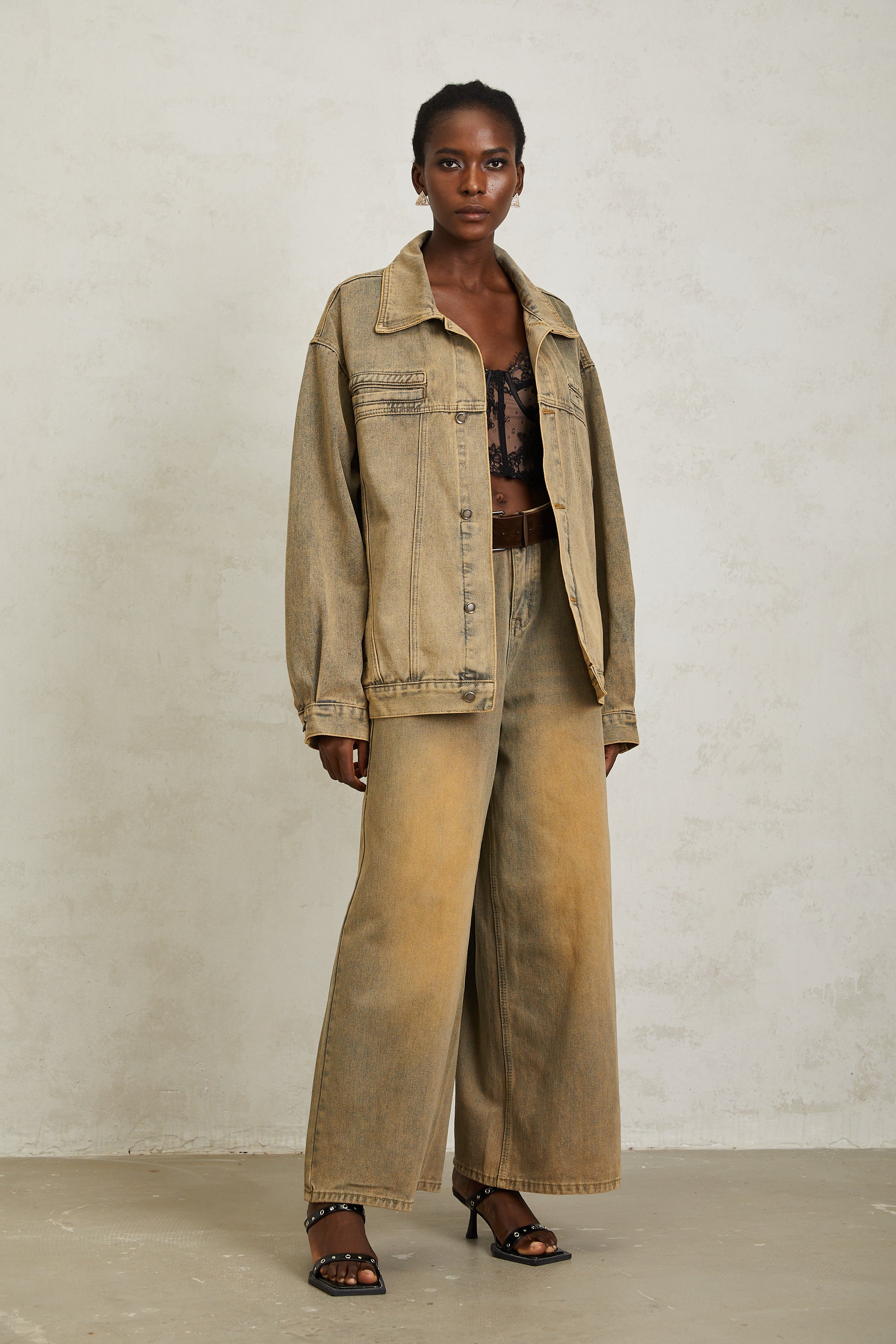 Loanne – Hellblaue Jeansjacke mit verblasstem Muster