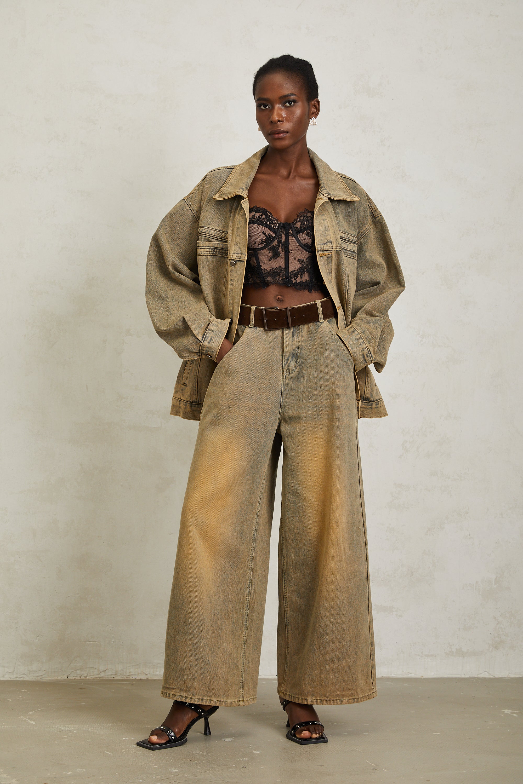 Loanne – Hellblaue Jeansjacke mit verblasstem Muster