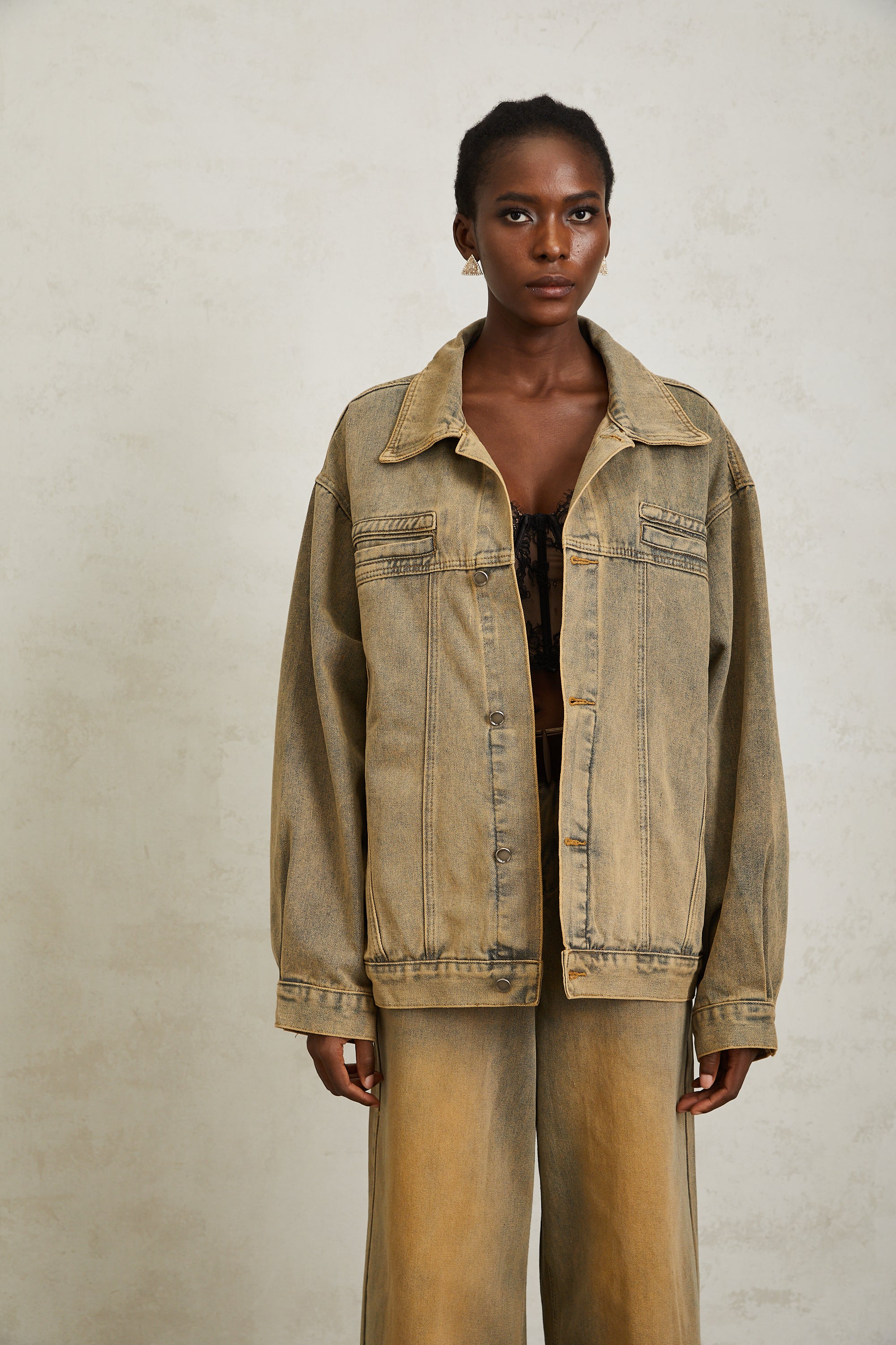 Loanne – Hellblaue Jeansjacke mit verblasstem Muster