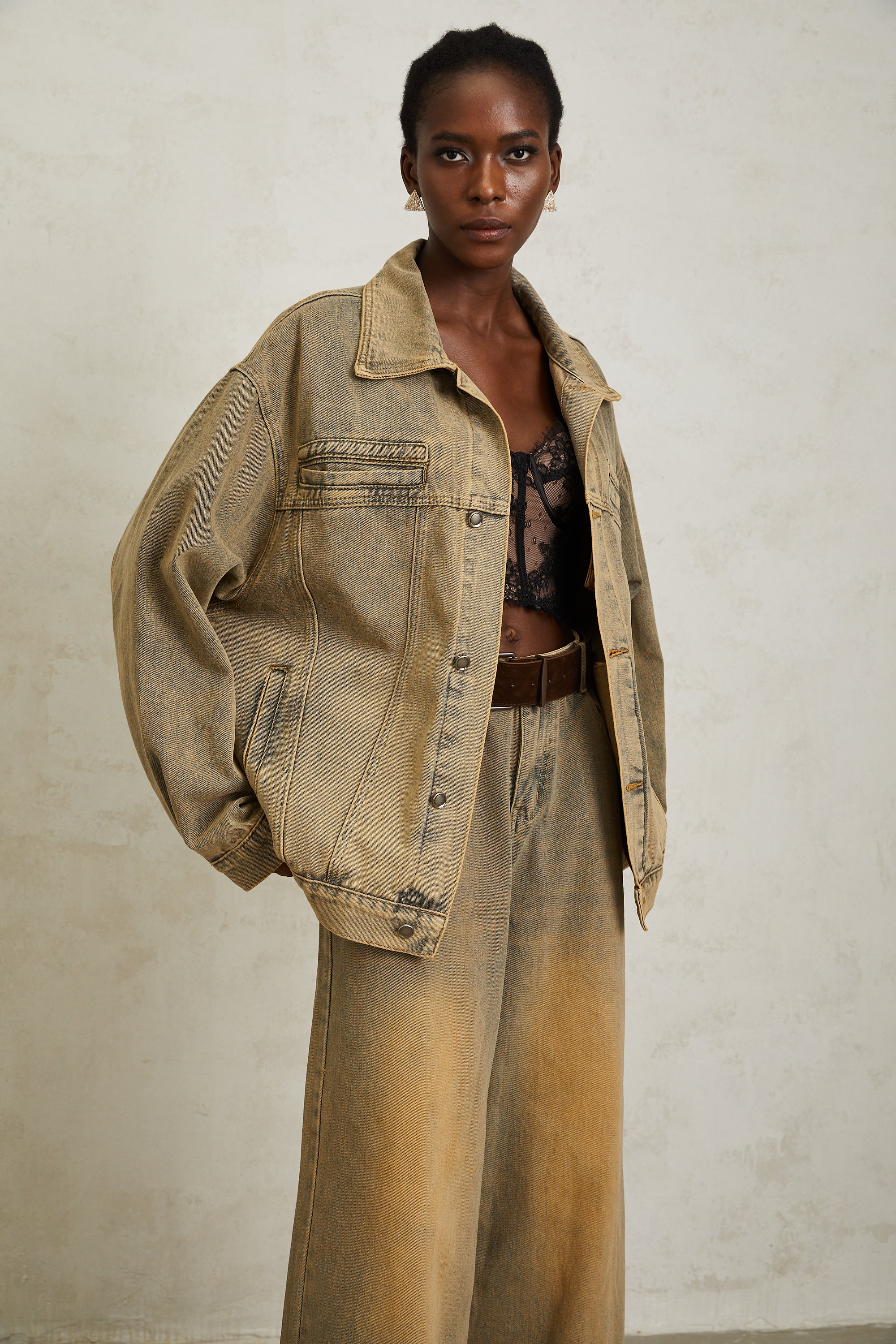 Loanne – Hellblaue Jeansjacke mit verblasstem Muster