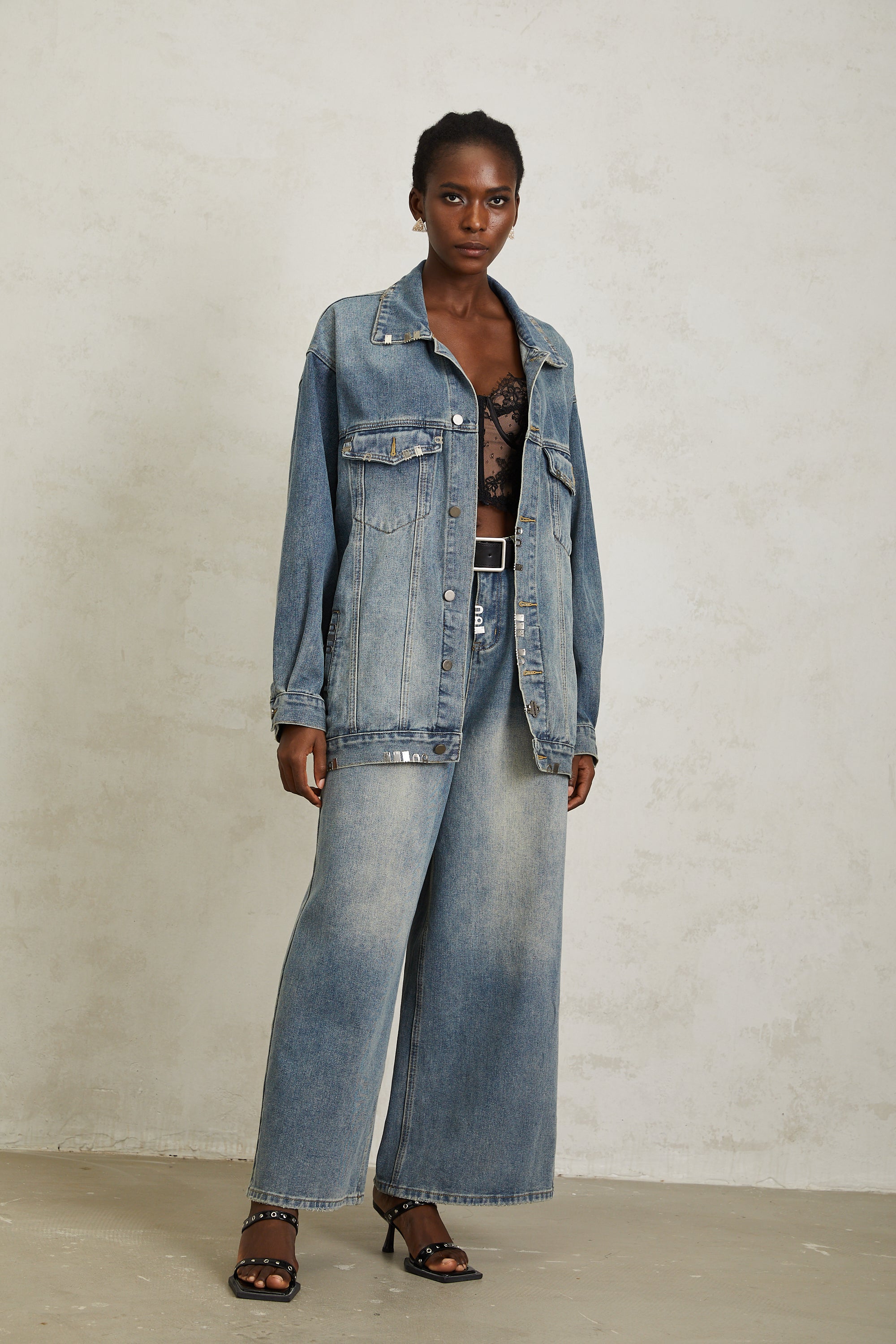 Mila – Blaue Jeansjacke mit Paillettenverzierung