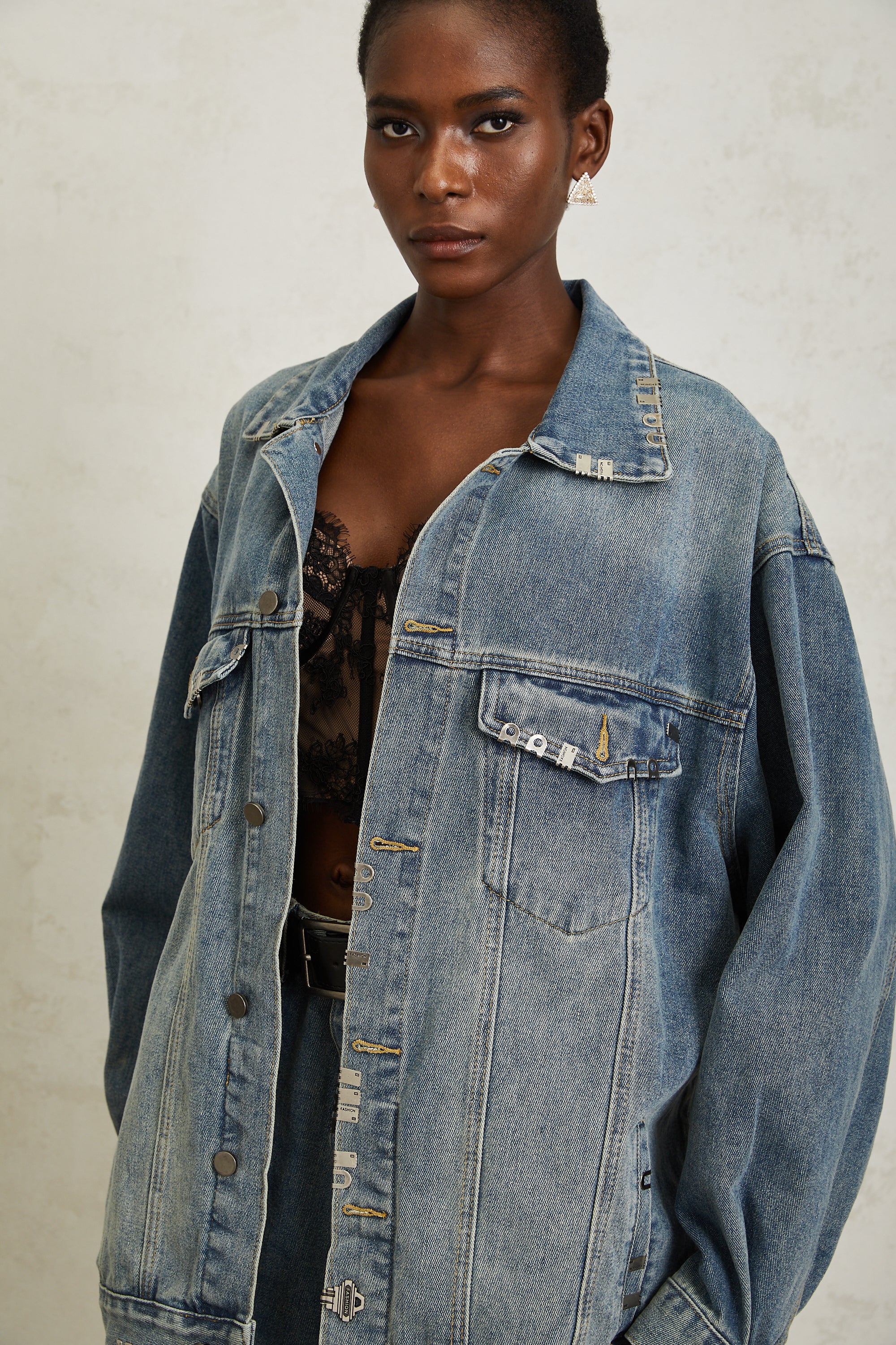 Mila – Blaue Jeansjacke mit Paillettenverzierung