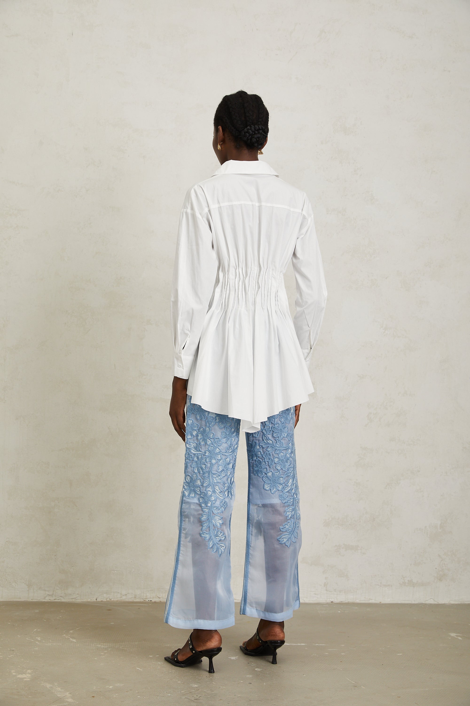 قميص فالنتينا الأبيض غير المتماثل المطوي