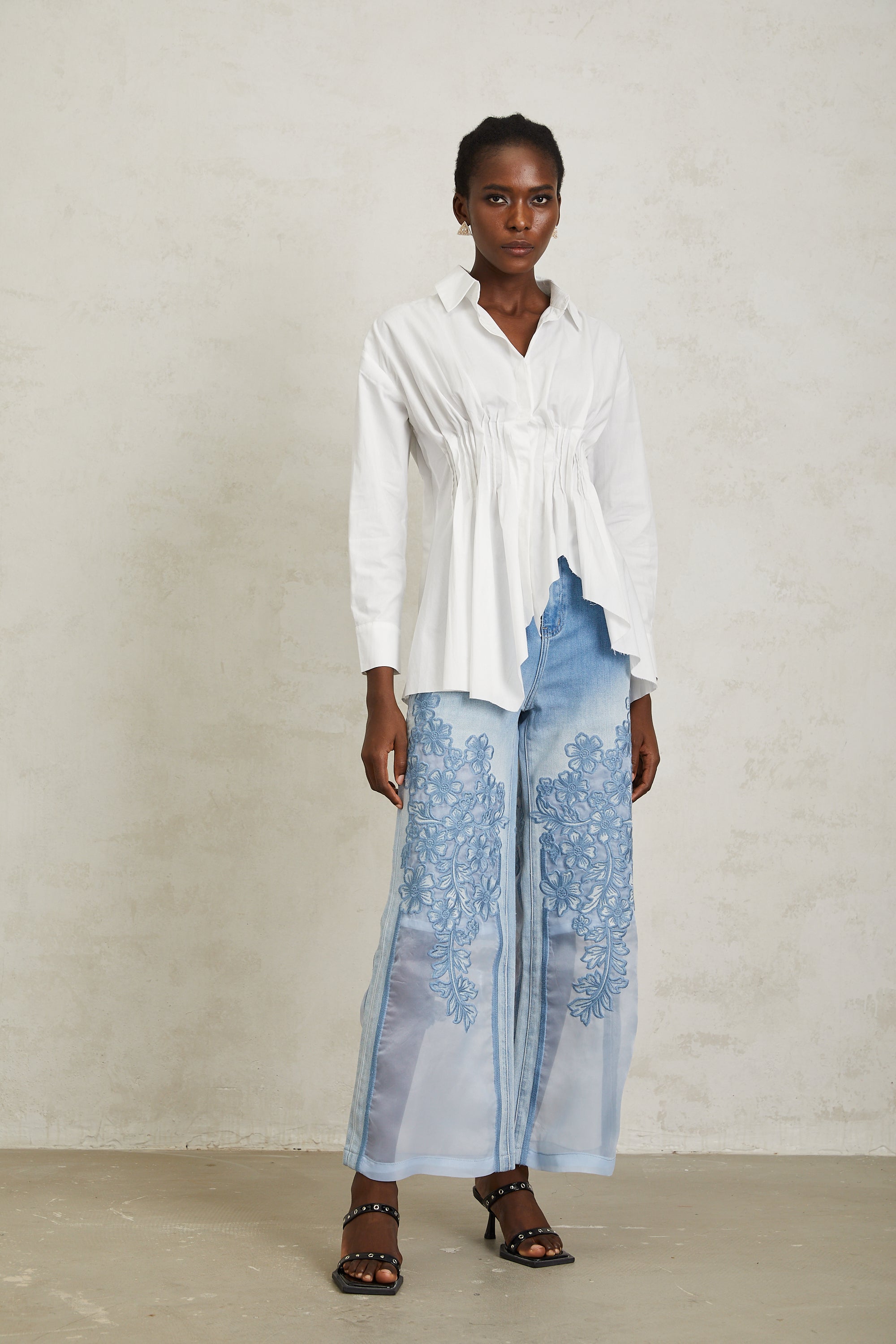 قميص فالنتينا الأبيض غير المتماثل المطوي