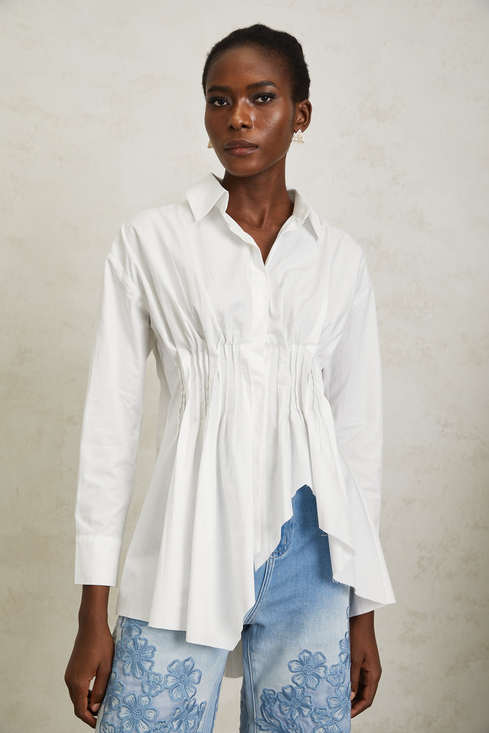 قميص فالنتينا الأبيض غير المتماثل المطوي