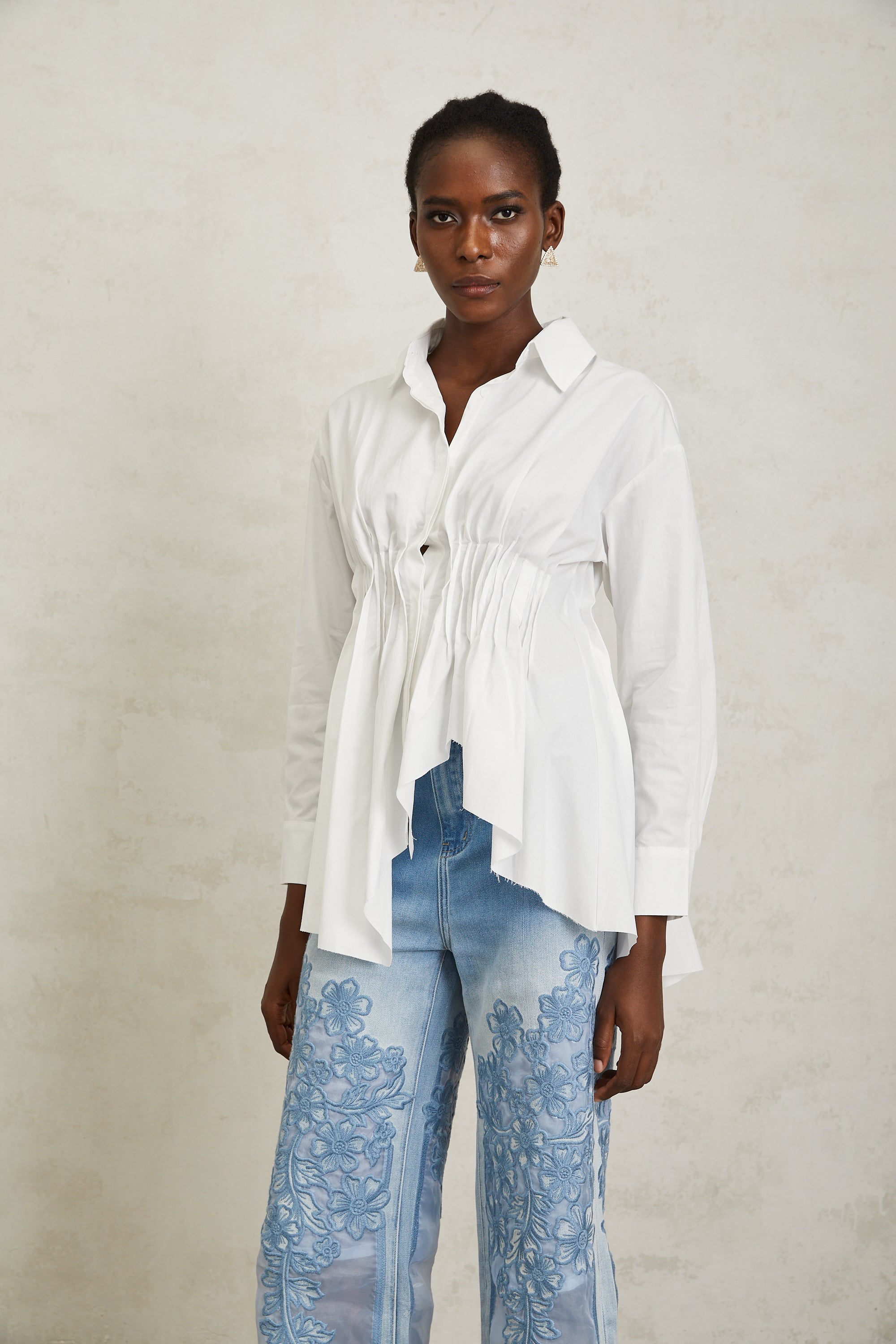 قميص فالنتينا الأبيض غير المتماثل المطوي