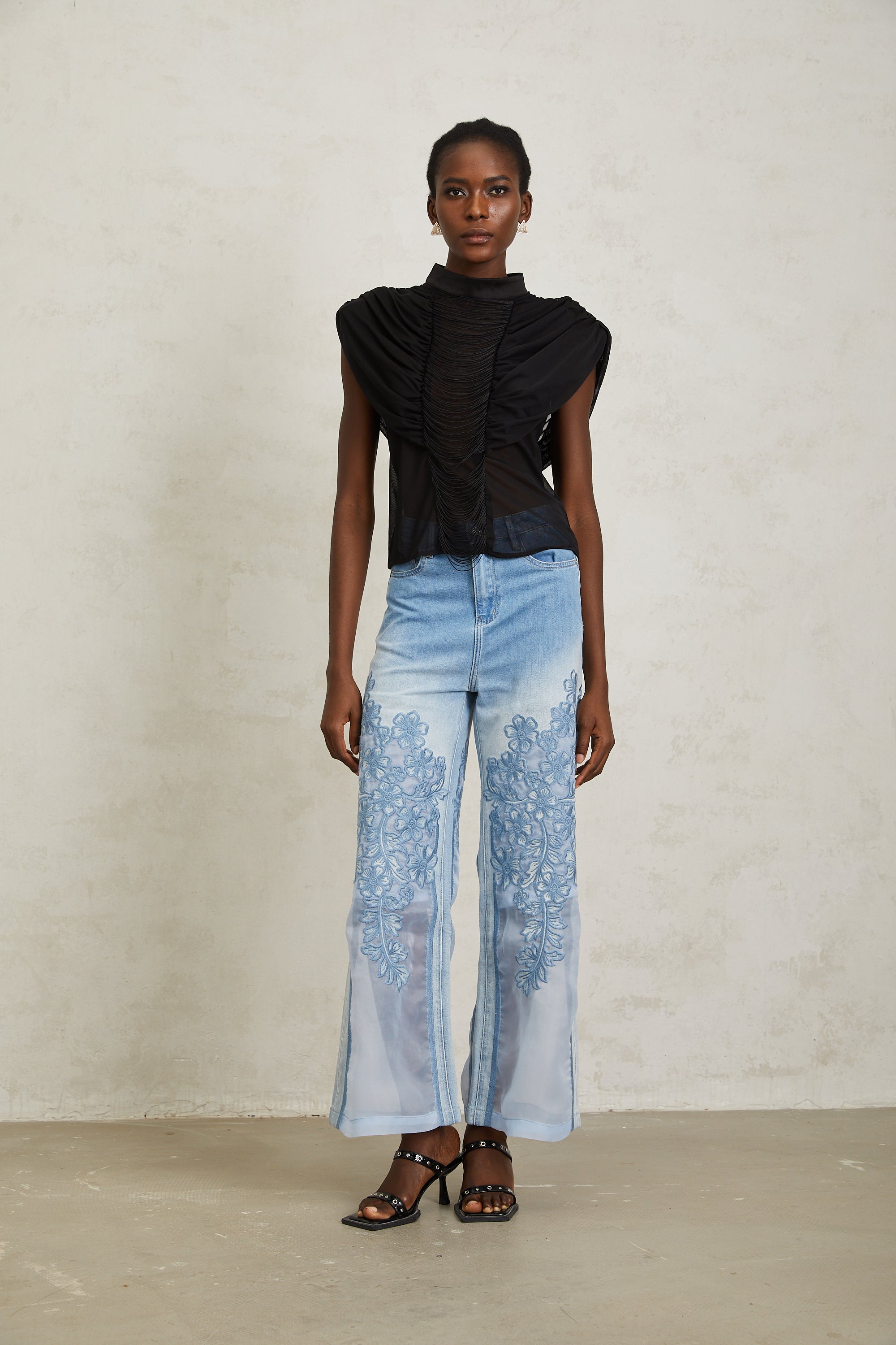 بلوزة زازي من التول الأسود المكشكش مع هامش