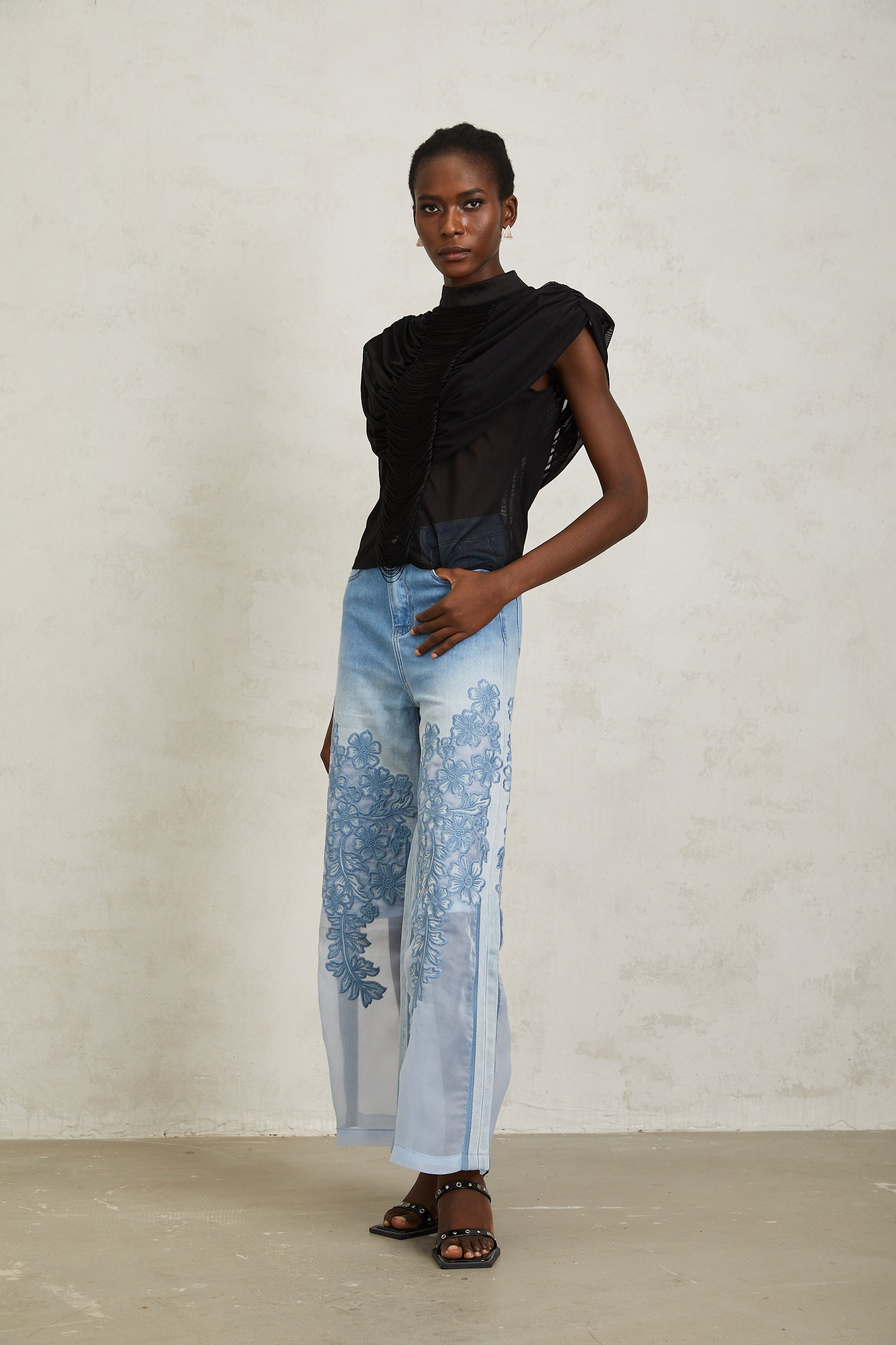 بلوزة زازي من التول الأسود المكشكش مع هامش