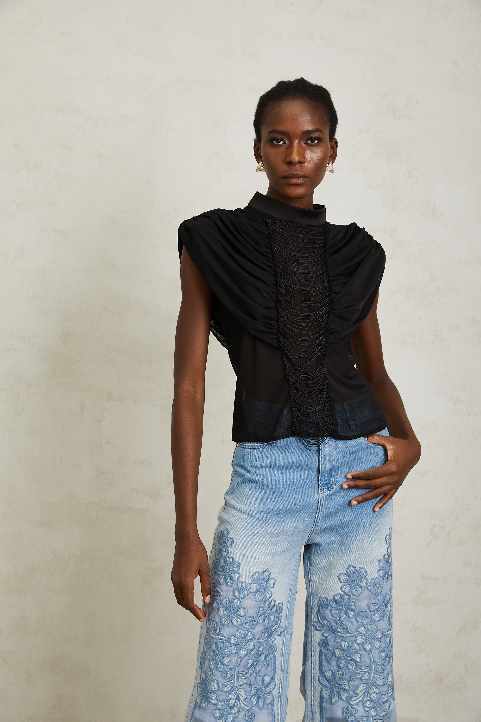 بلوزة زازي من التول الأسود المكشكش مع هامش