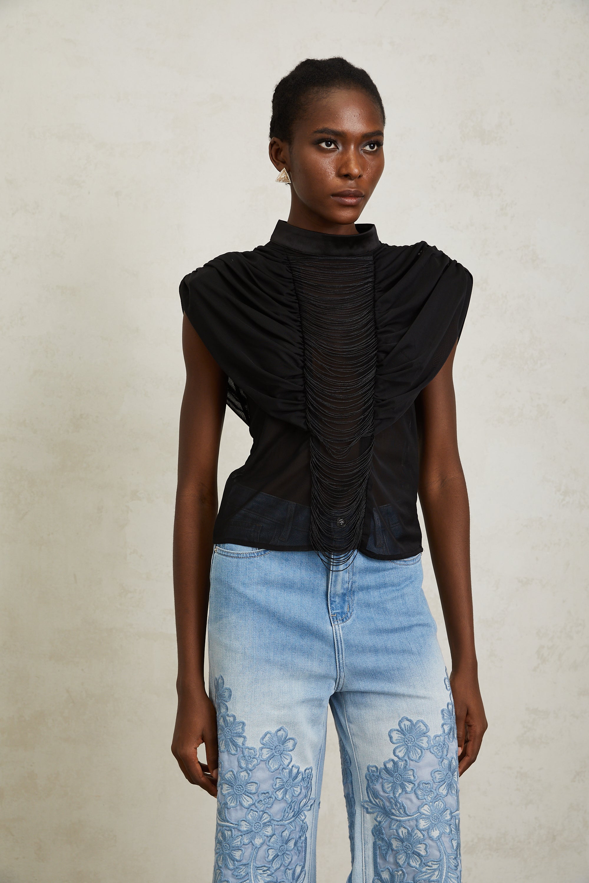 بلوزة زازي من التول الأسود المكشكش مع هامش