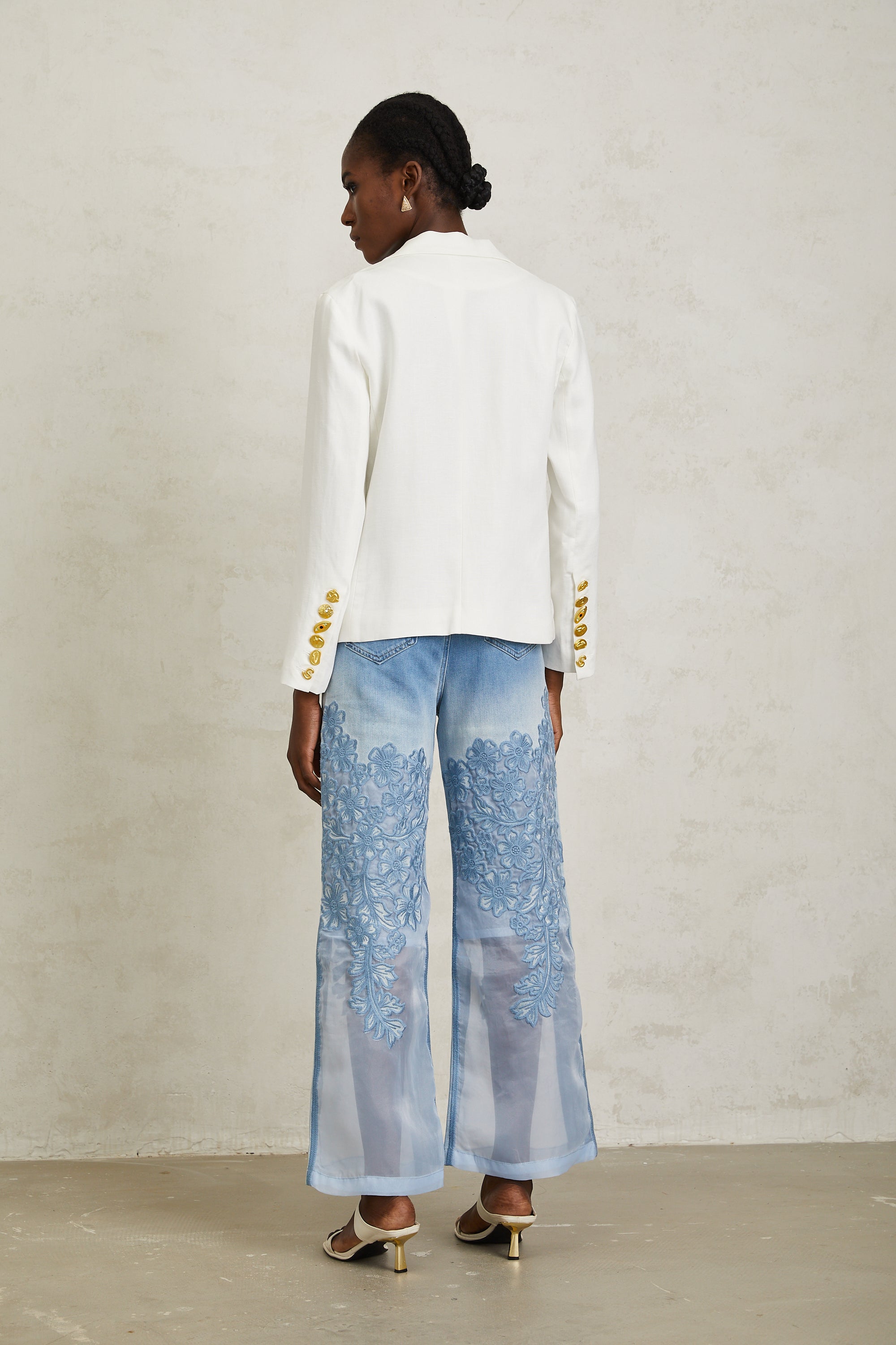 سترة بلايزر من الكتان بتفاصيل بروش أبيض من دوناتيان