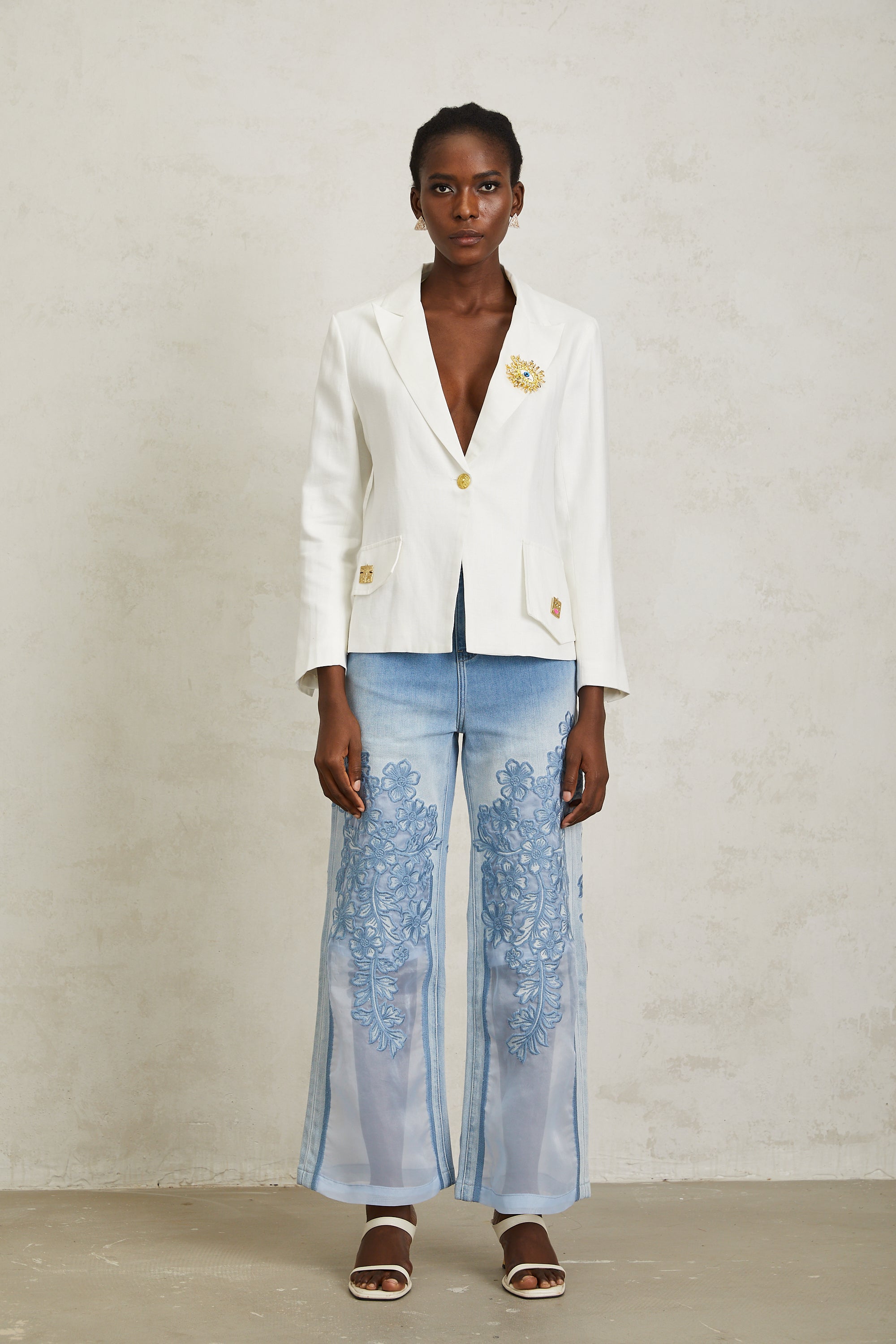 Donatienne – Weißer Leinenblazer mit Broschendetail