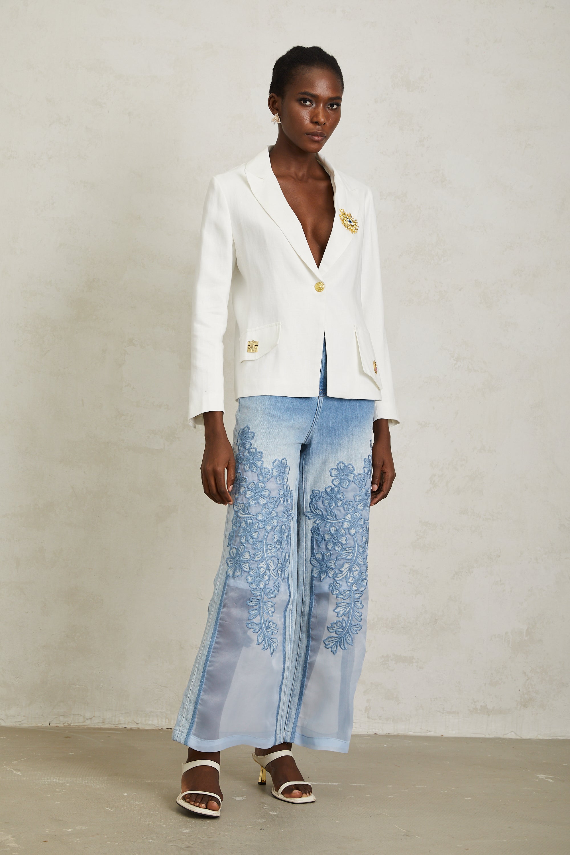 Donatienne – Weißer Leinenblazer mit Broschendetail