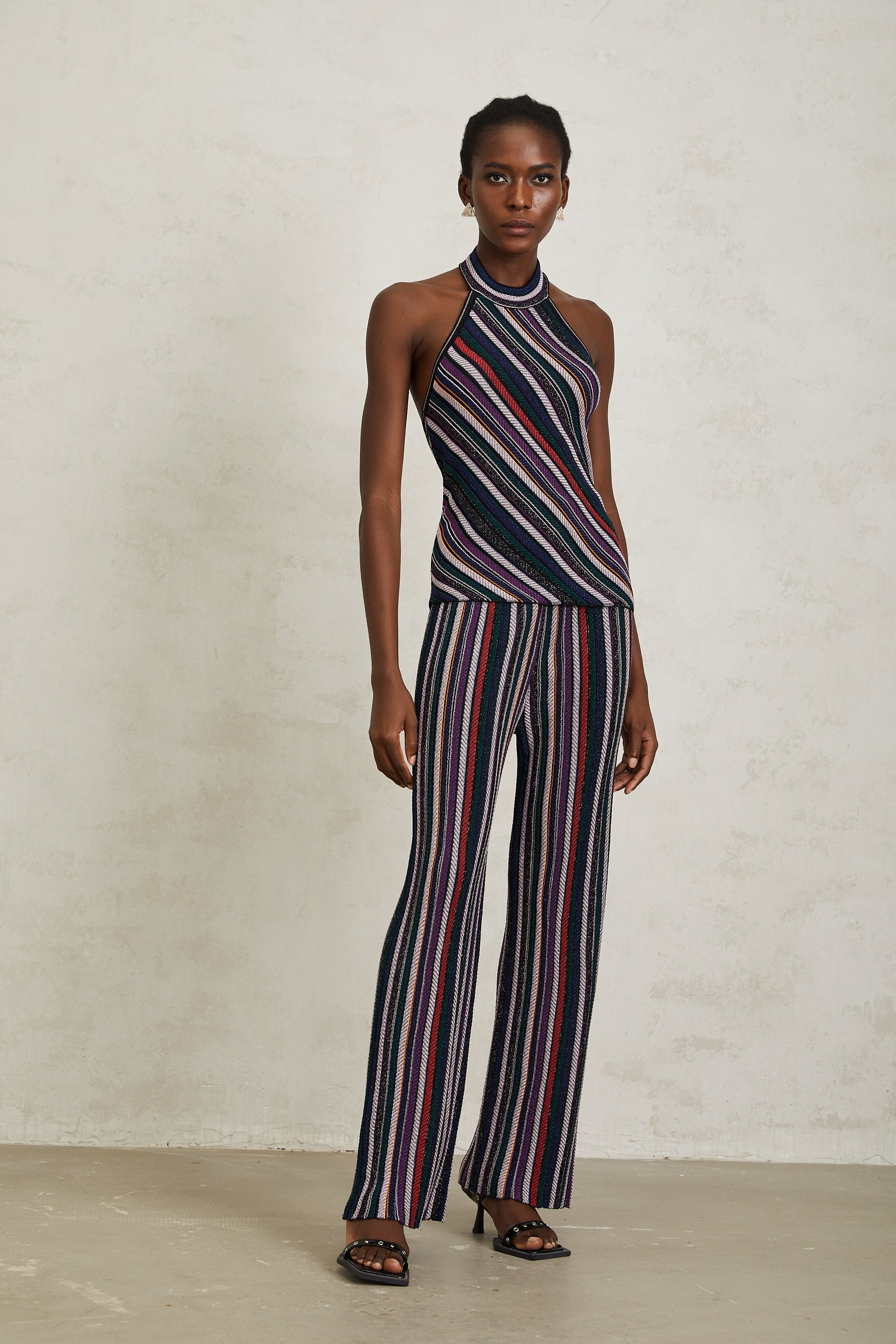 طقم هاربر من بلوزة وبنطال محبوكين مخططين باللون الأرجواني