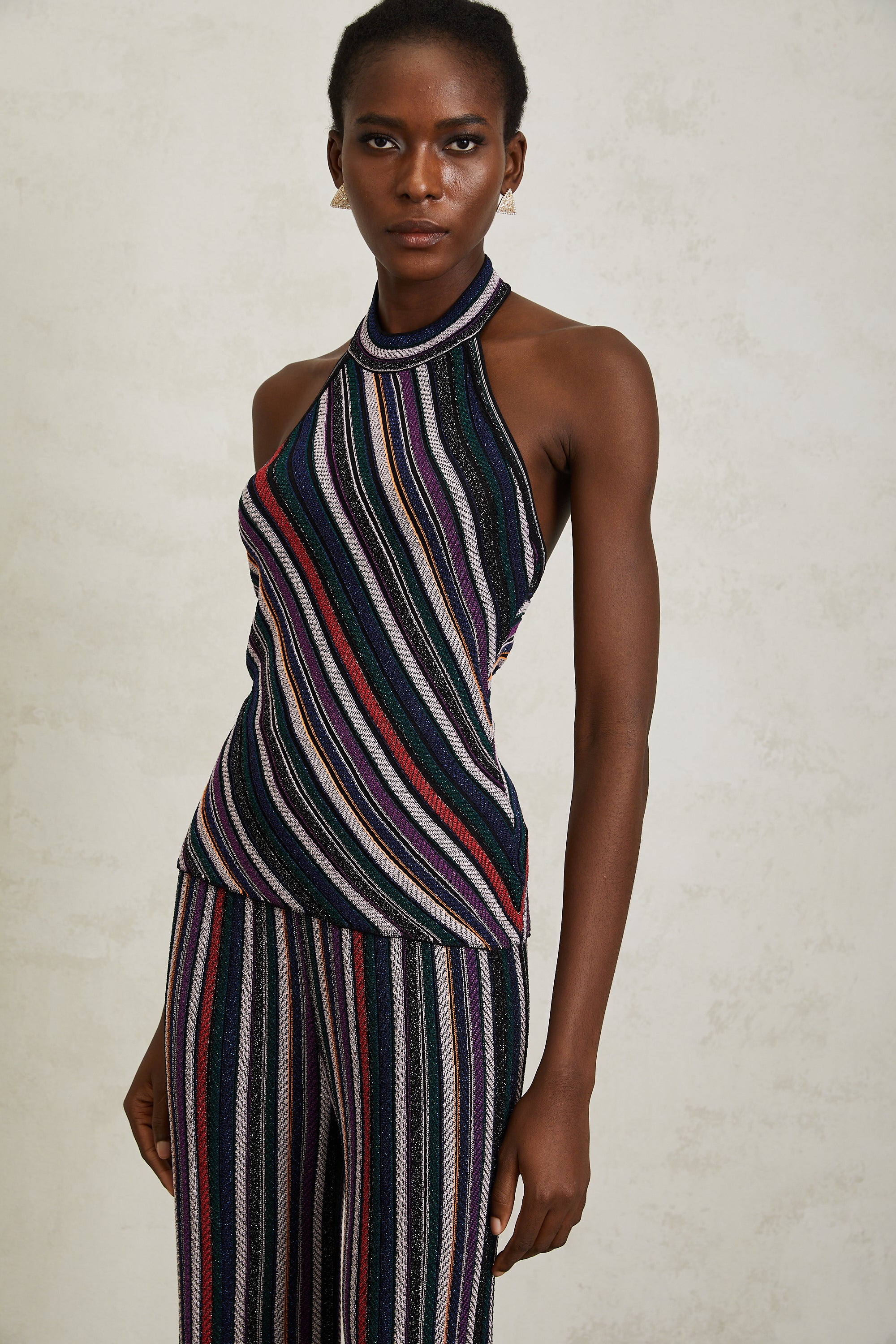 طقم هاربر من بلوزة وبنطال محبوكين مخططين باللون الأرجواني