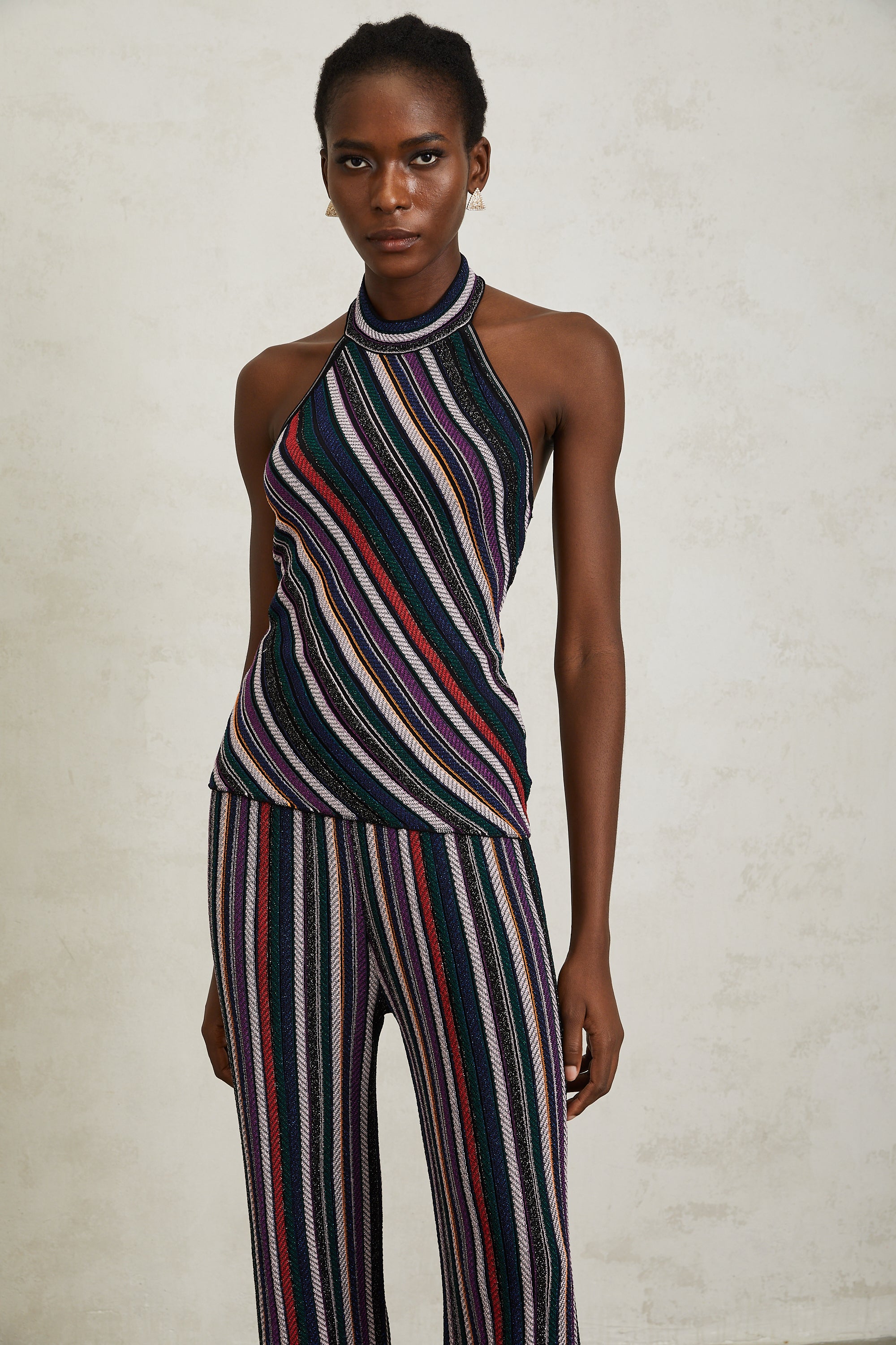 طقم هاربر من بلوزة وبنطال محبوكين مخططين باللون الأرجواني