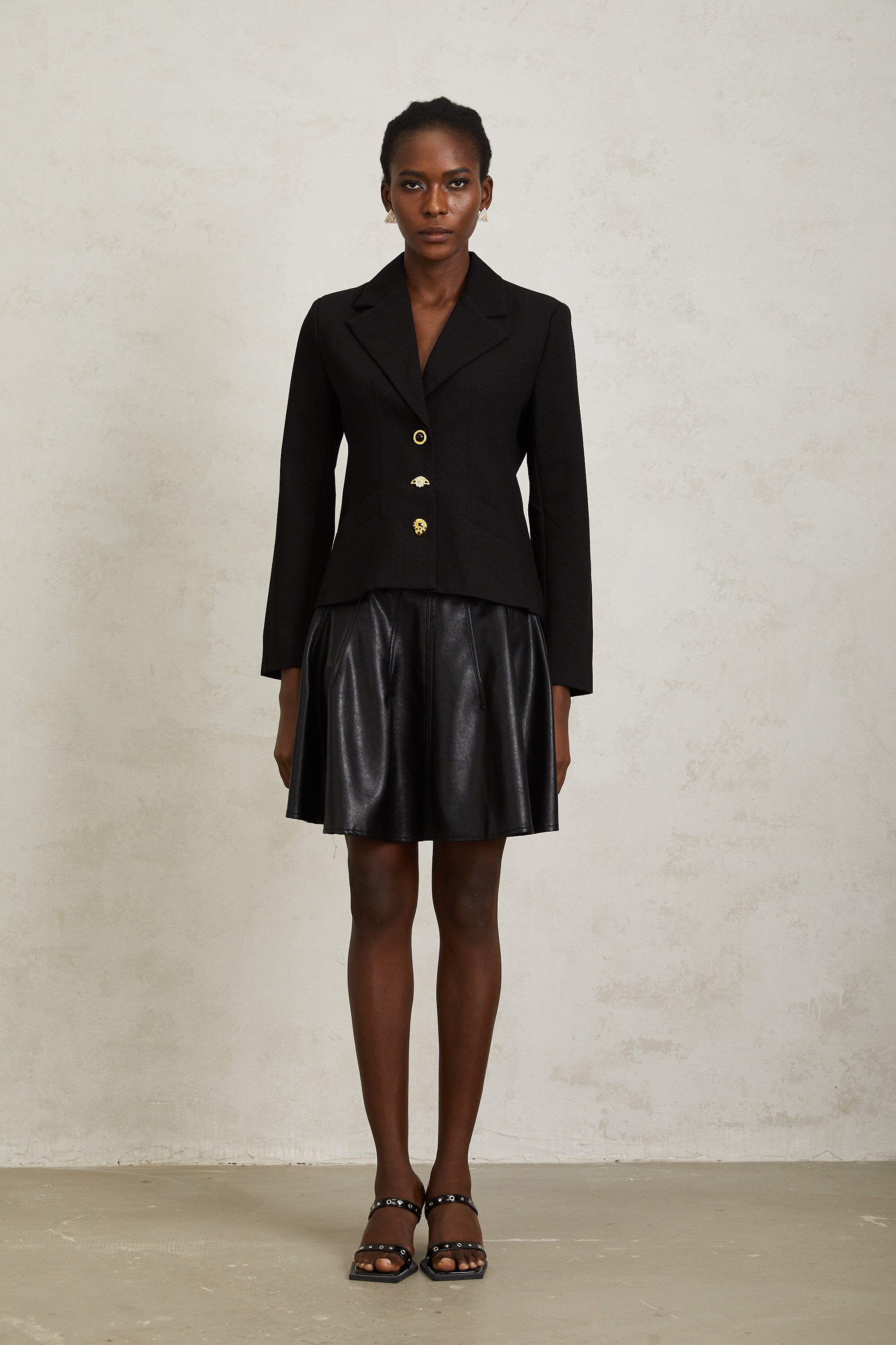 سترة سابين السوداء برباط خلفي