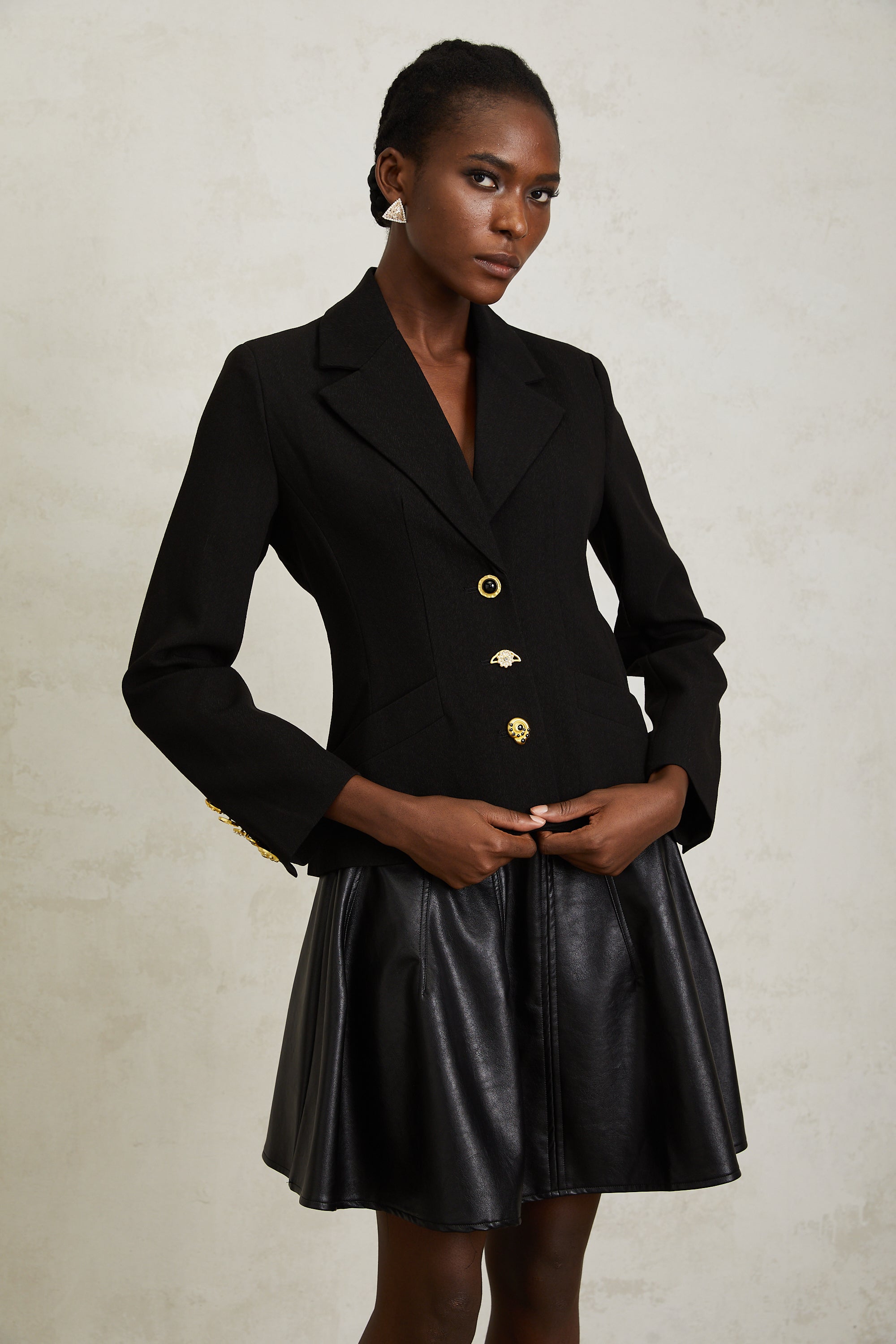 سترة سابين السوداء برباط خلفي