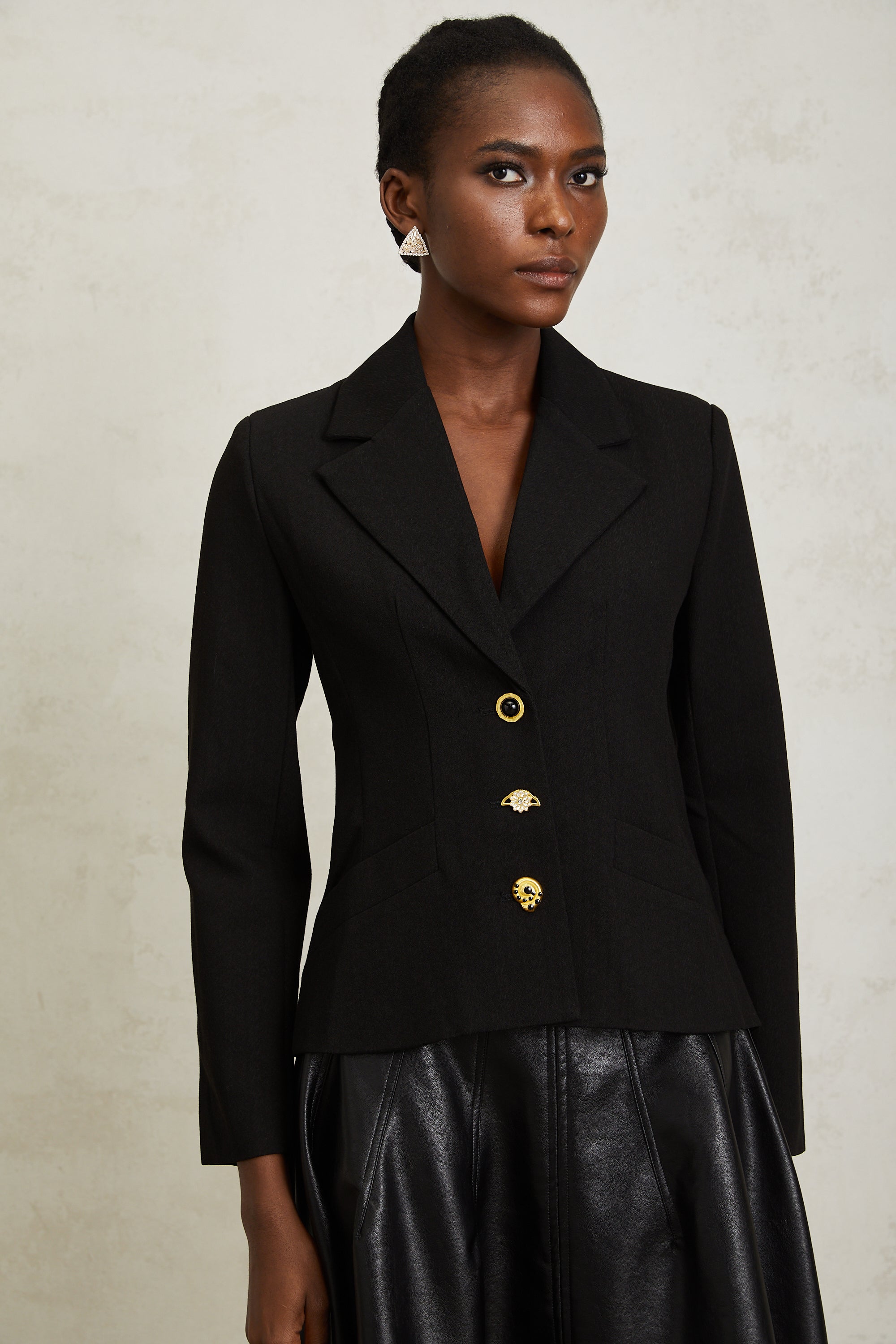 سترة سابين السوداء برباط خلفي