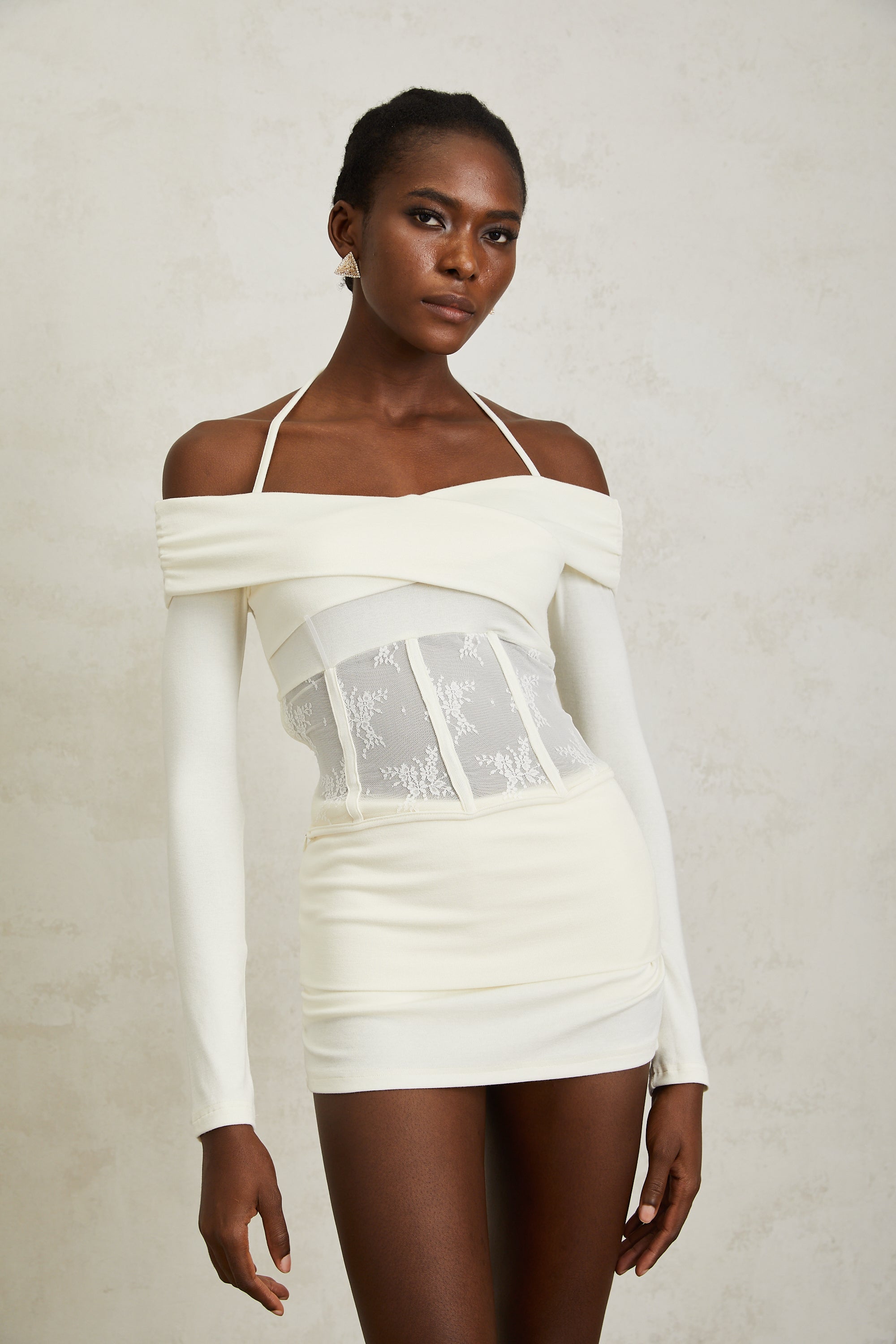 طقم بلوزة وتنورة كورالي المحبوكة بلوحة دانتيل بيضاء