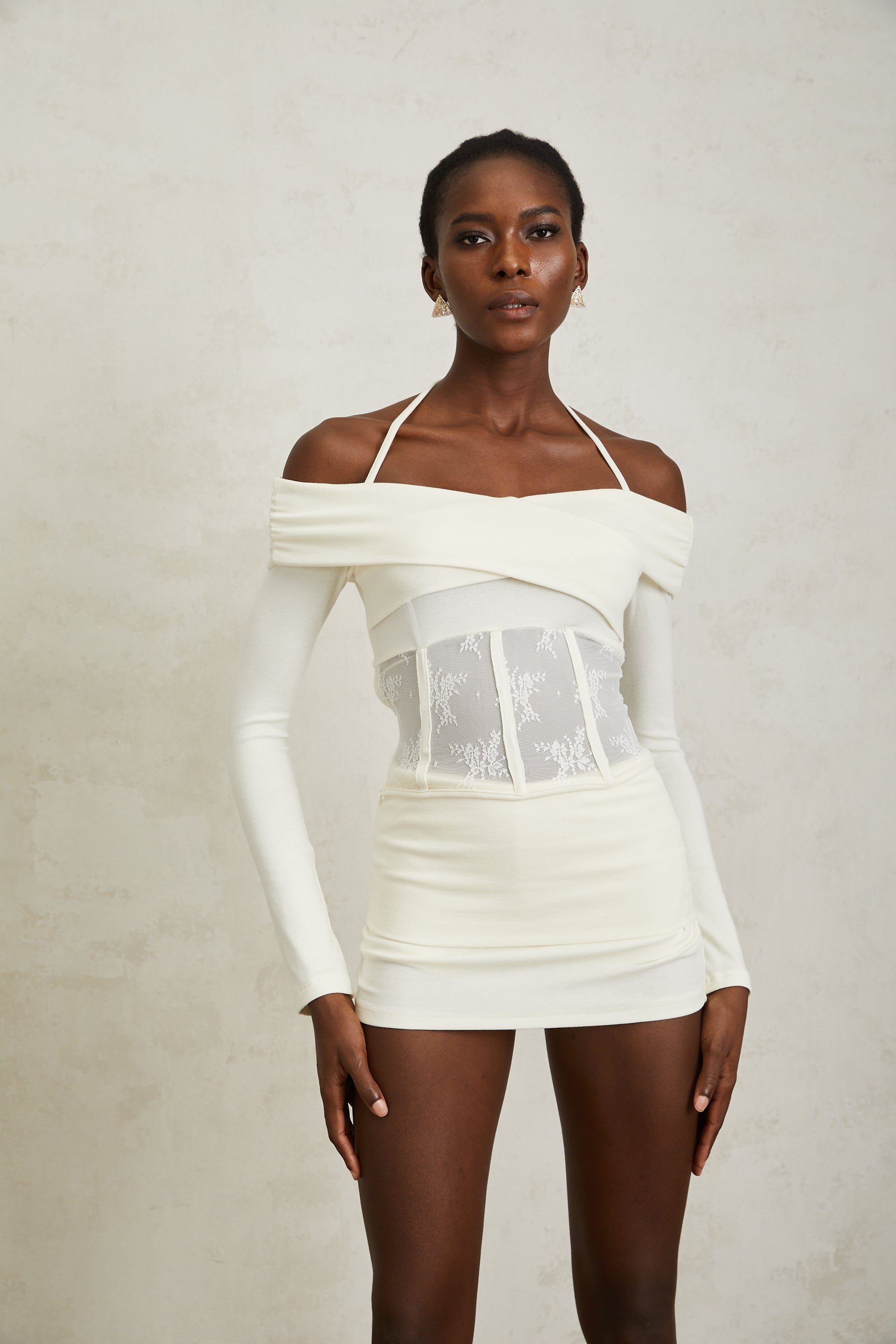 طقم بلوزة وتنورة كورالي المحبوكة بلوحة دانتيل بيضاء