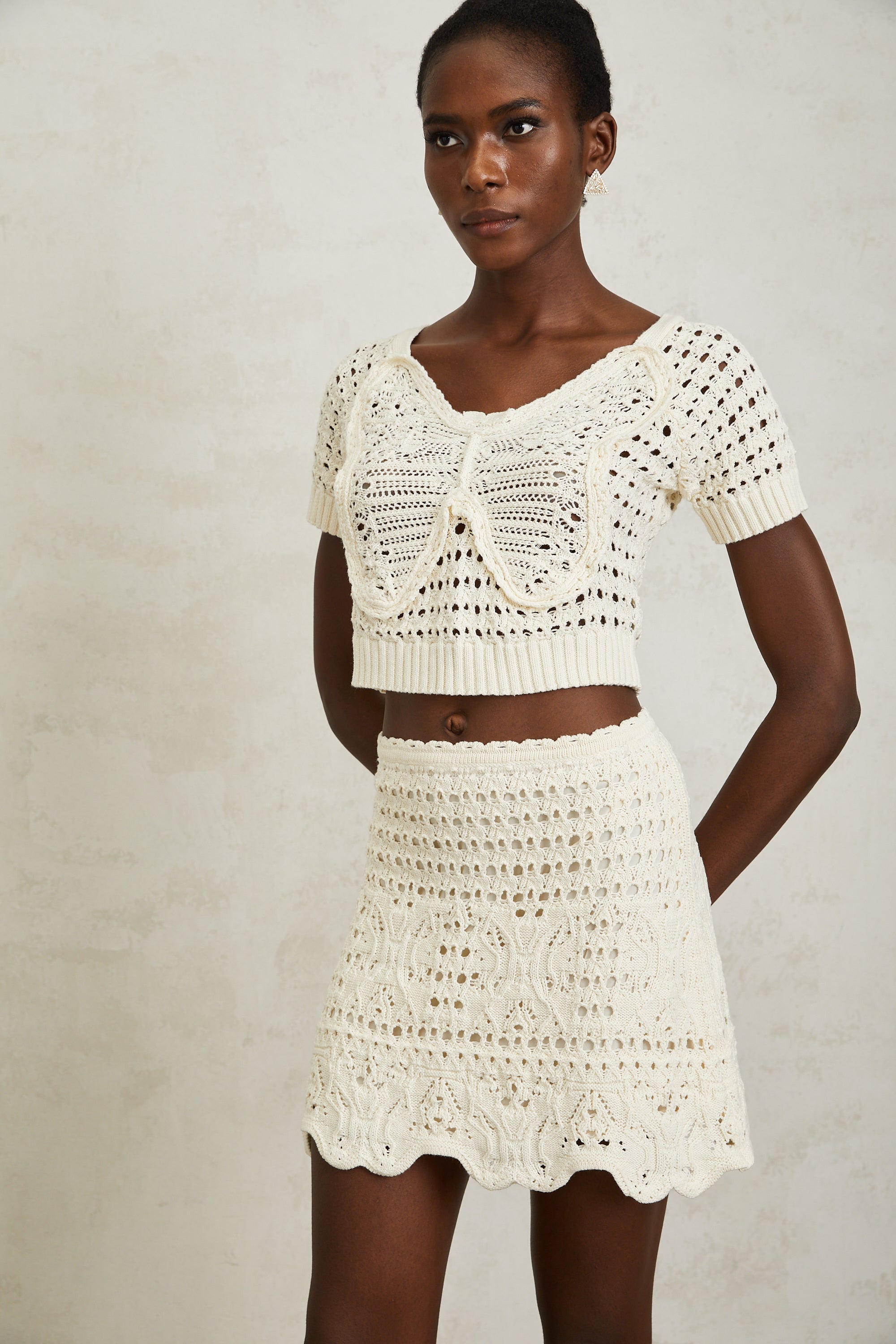 بلوزة بيرينيس المحبوكة بعقدة بيضاء كريمية