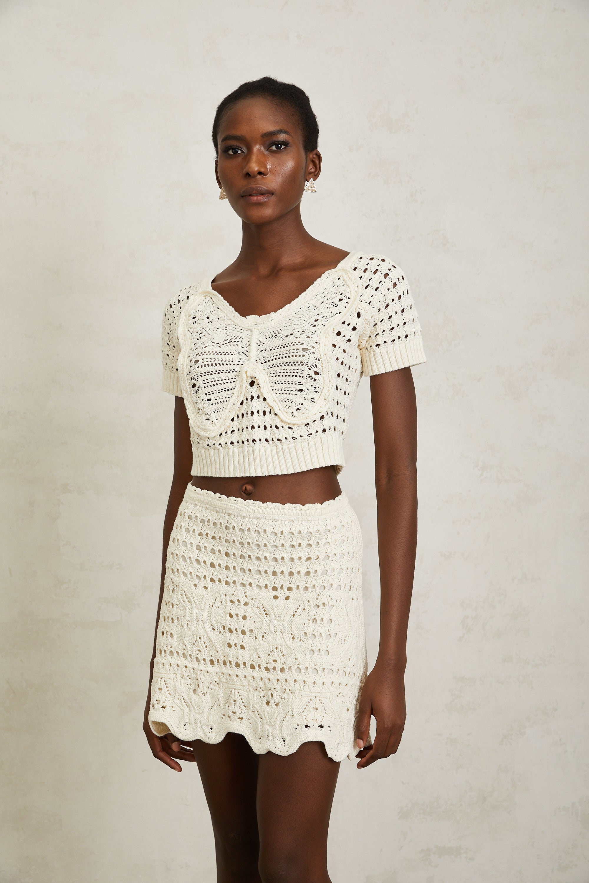 بلوزة بيرينيس المحبوكة بعقدة بيضاء كريمية