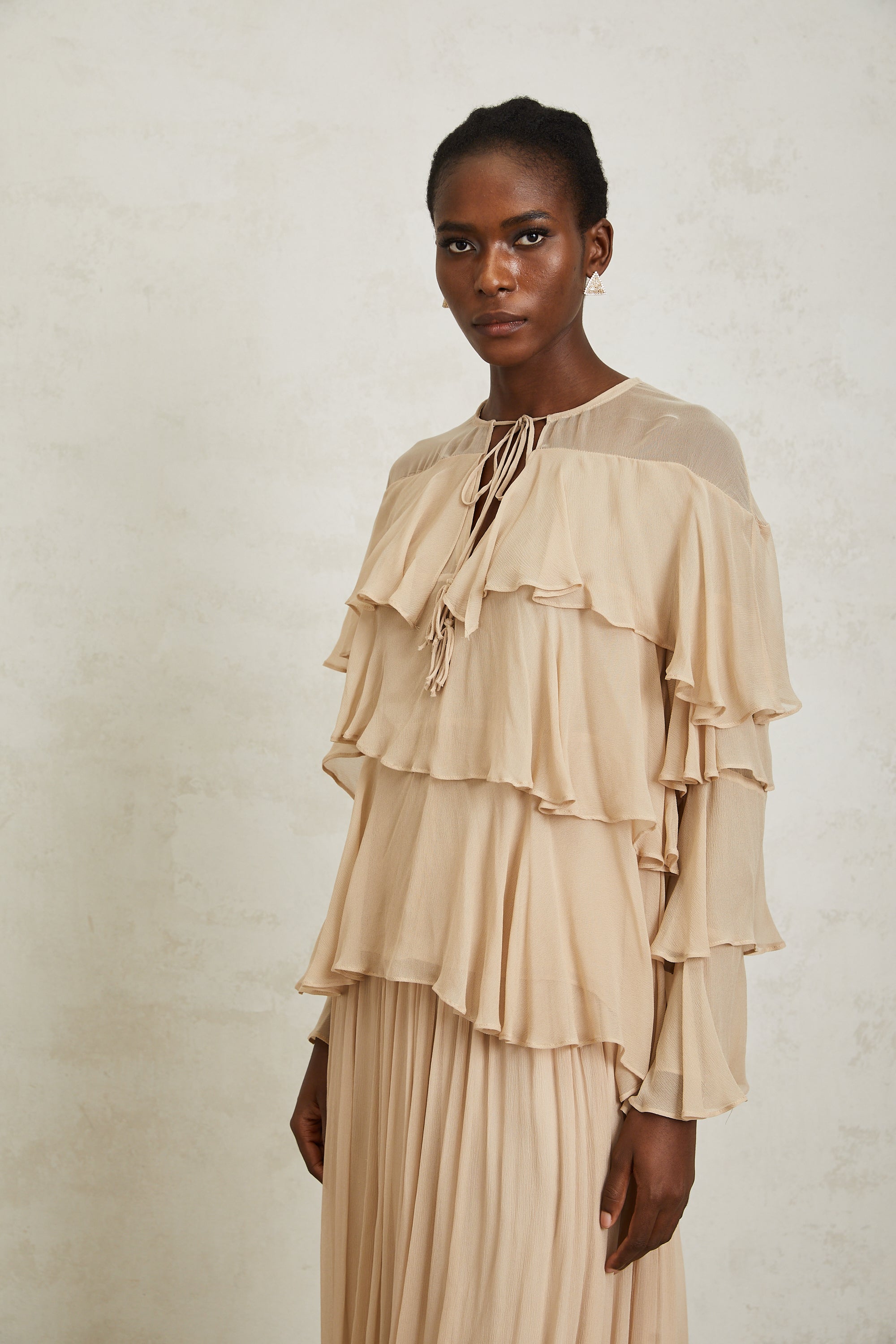 طقم بلوزة وتنورة شيفون متعددة الطبقات من بريجيت