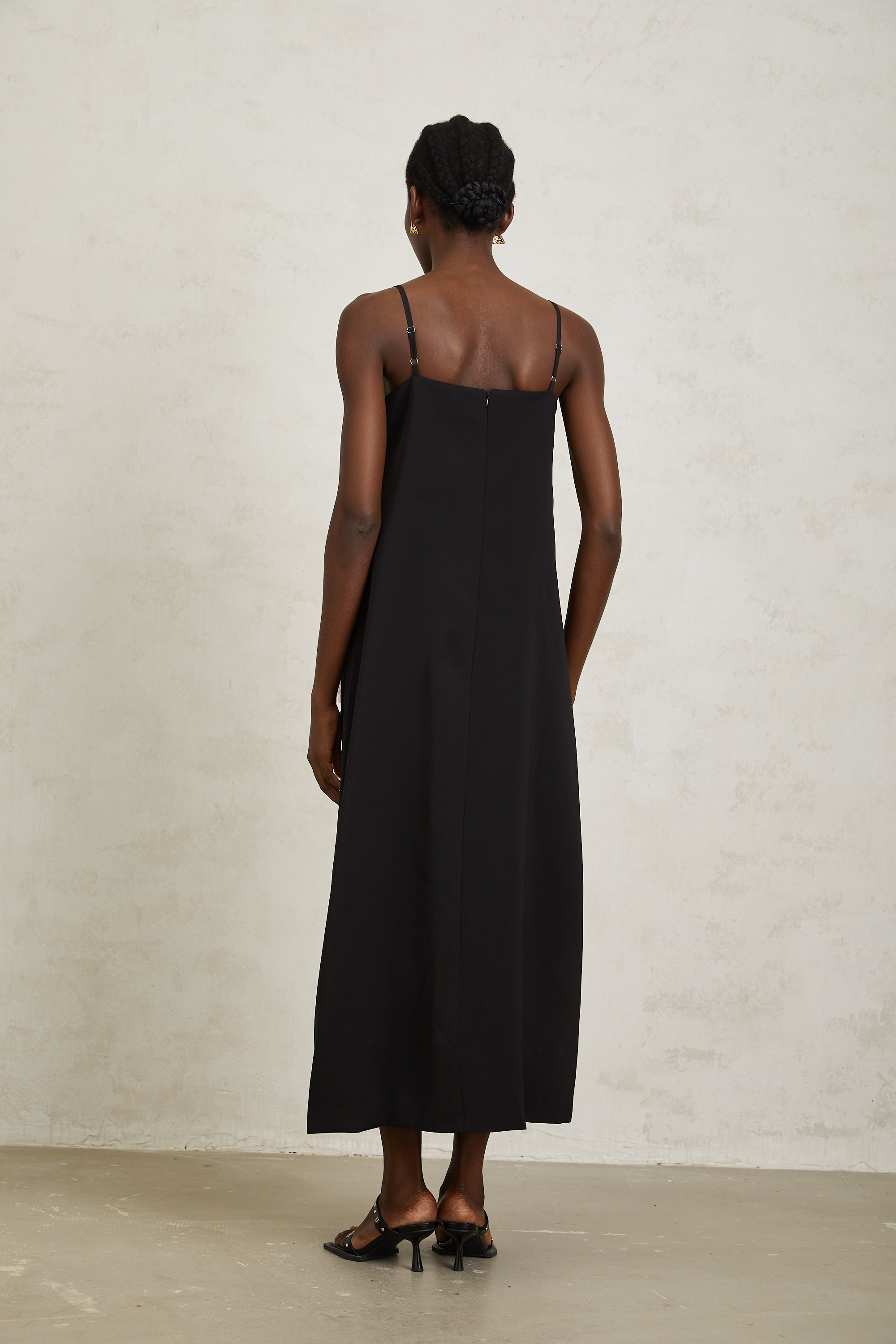 Véronique – Schwarzes, ärmelloses Midikleid mit 3D-Blütenblättern