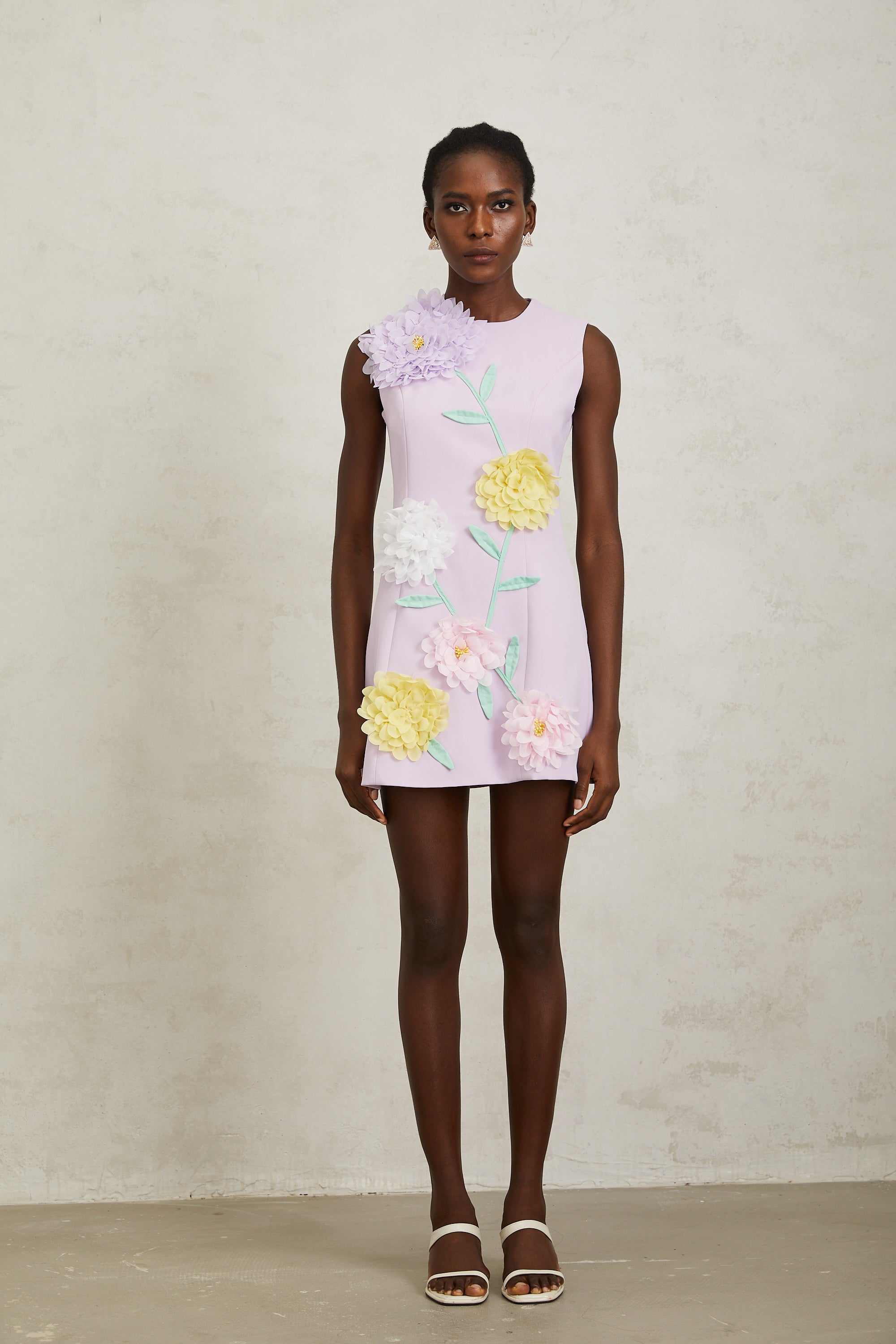 فستان فيرونيك قصير بدون أكمام بتلات ثلاثية الأبعاد بنفسجي