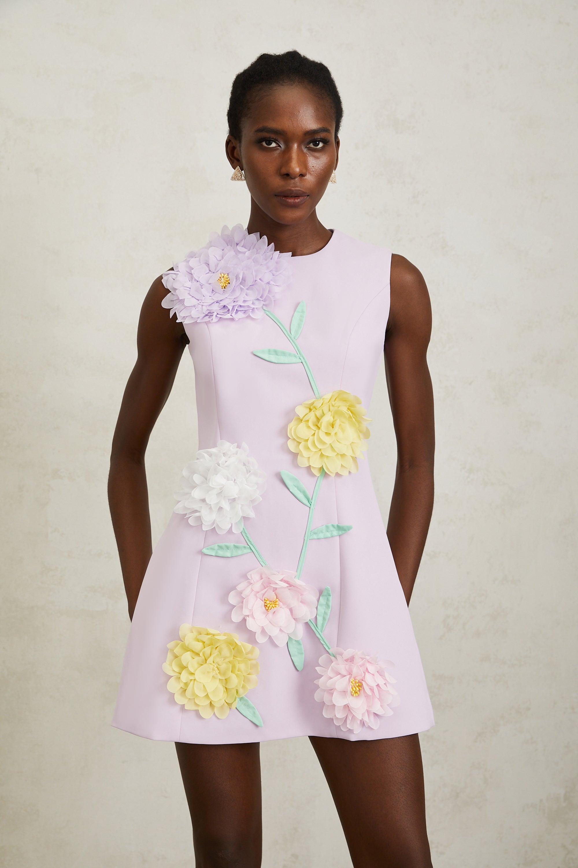 Véronique – Lilafarbenes ärmelloses Minikleid mit 3D-Blütenblättern