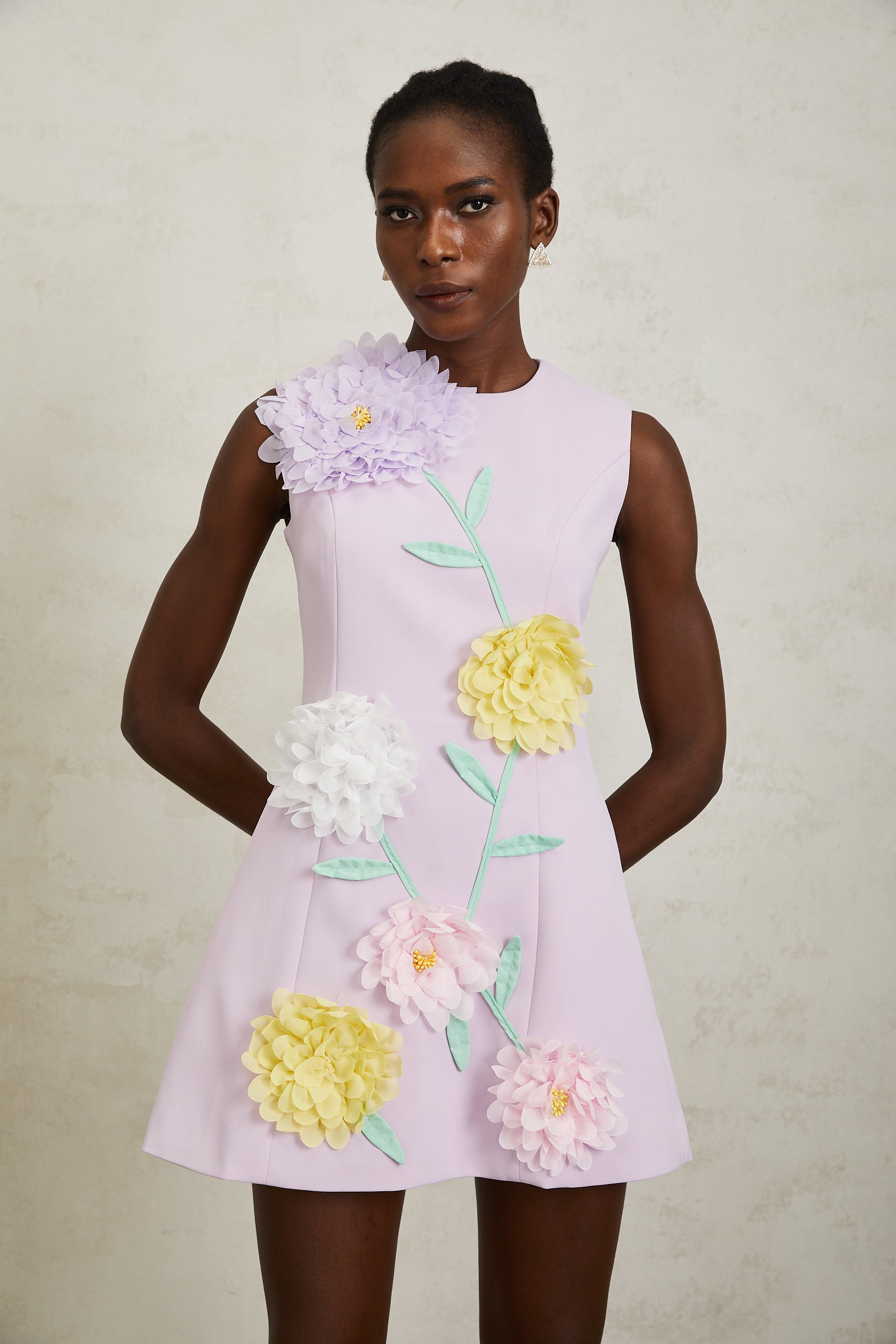 فستان فيرونيك قصير بدون أكمام بتلات ثلاثية الأبعاد بنفسجي