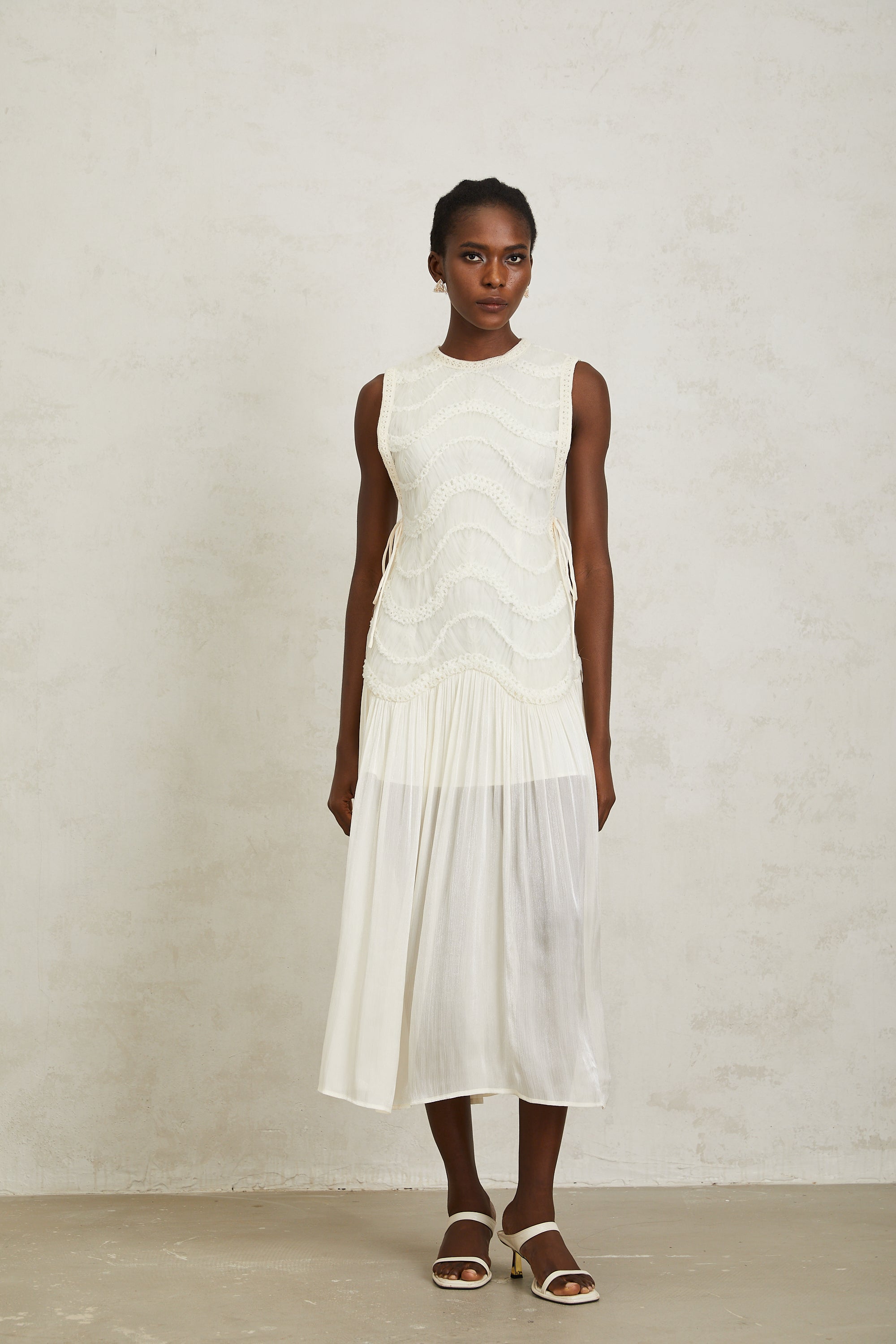 فستان بلانش متوسط الطول من الكروشيه باللون الأبيض الفاتح