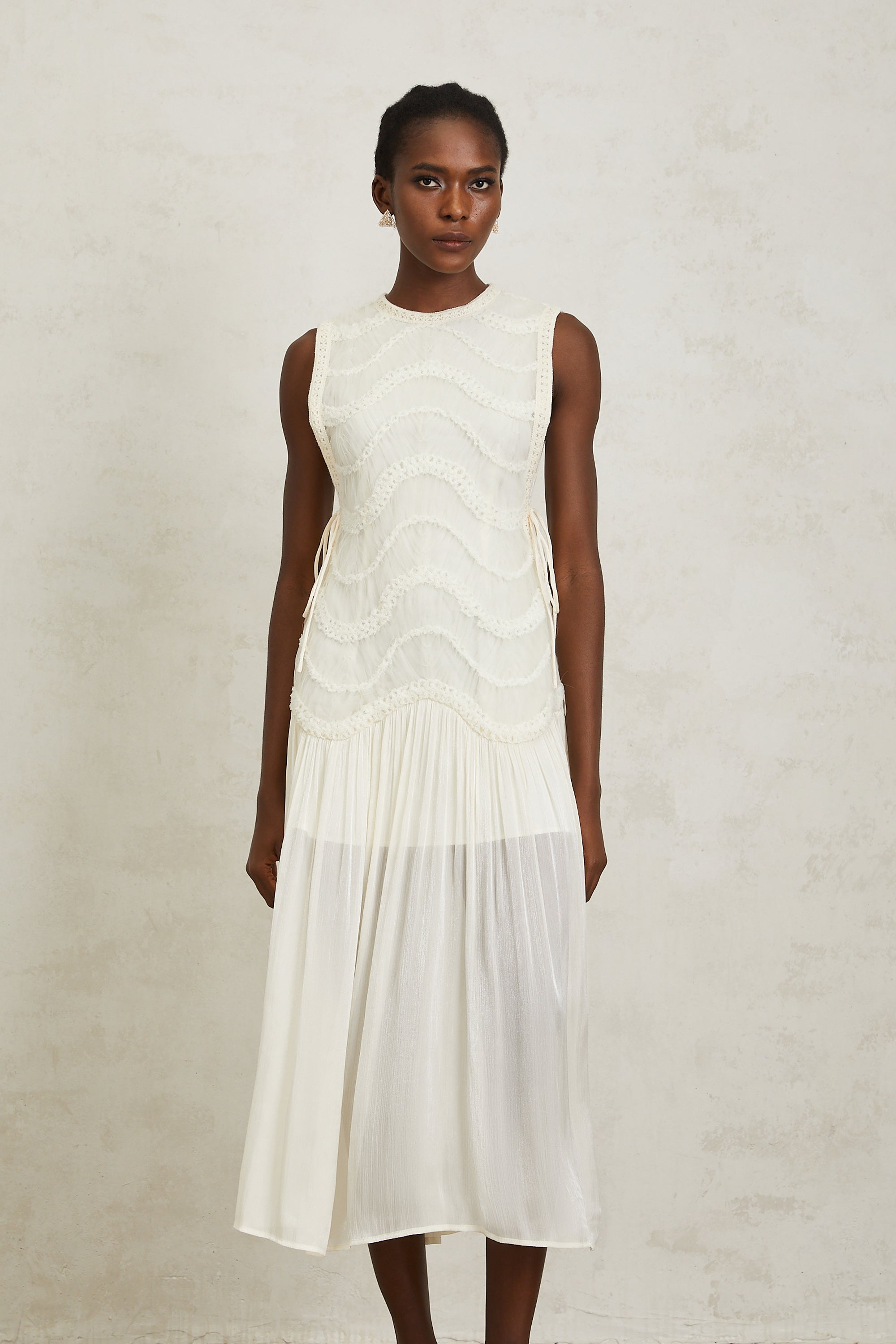 فستان بلانش متوسط الطول من الكروشيه باللون الأبيض الفاتح