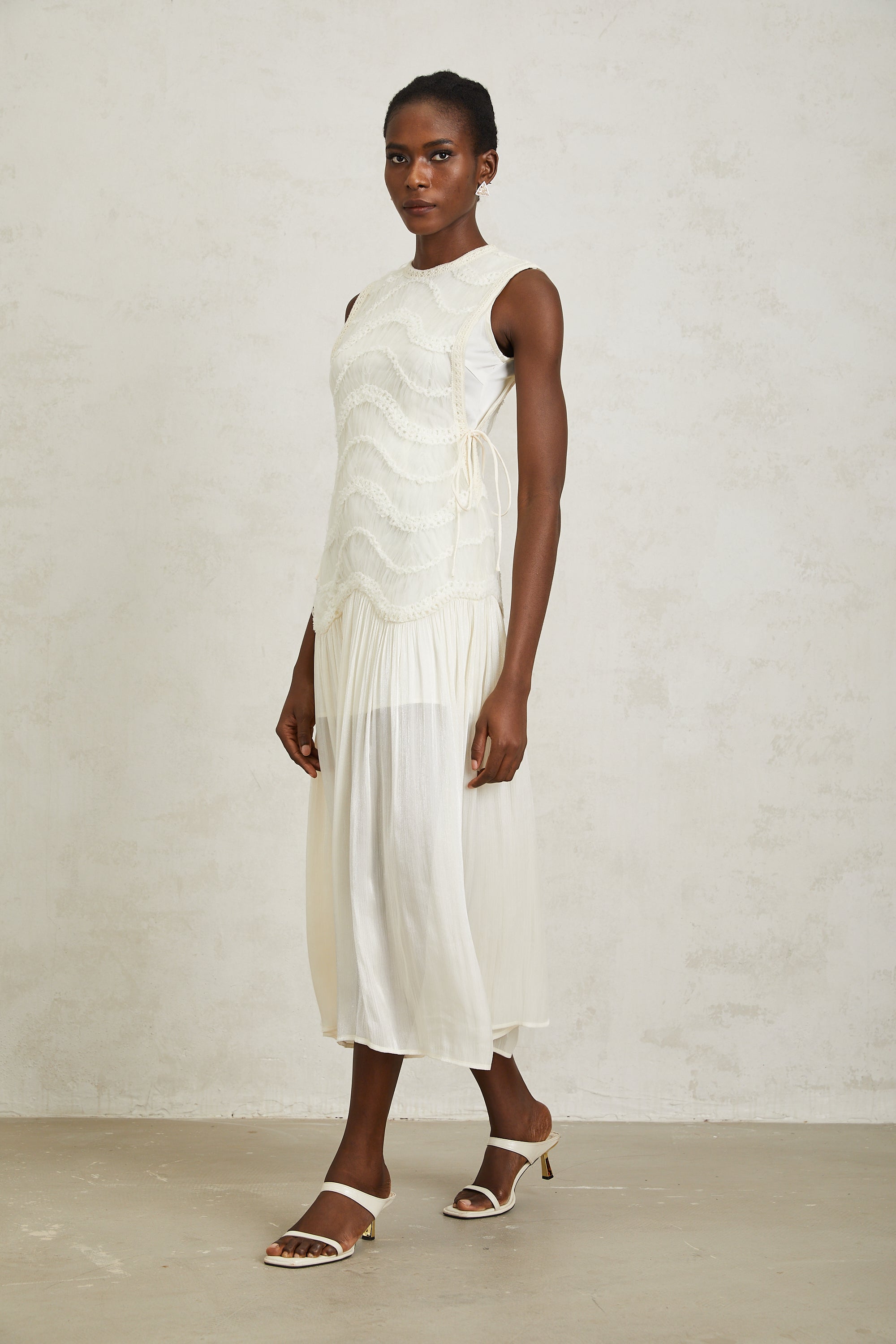 فستان بلانش متوسط الطول من الكروشيه باللون الأبيض الفاتح