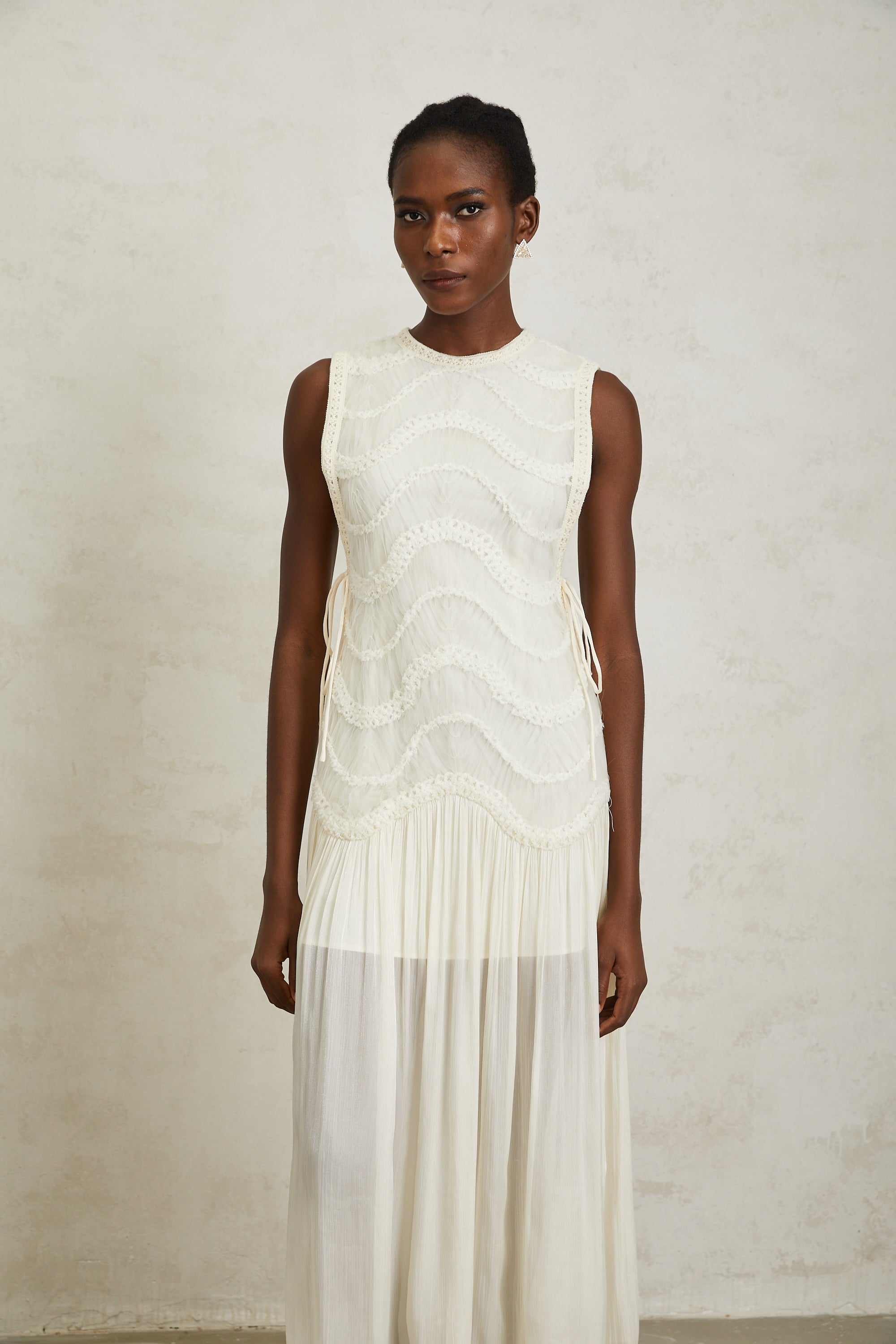 فستان بلانش متوسط الطول من الكروشيه باللون الأبيض الفاتح