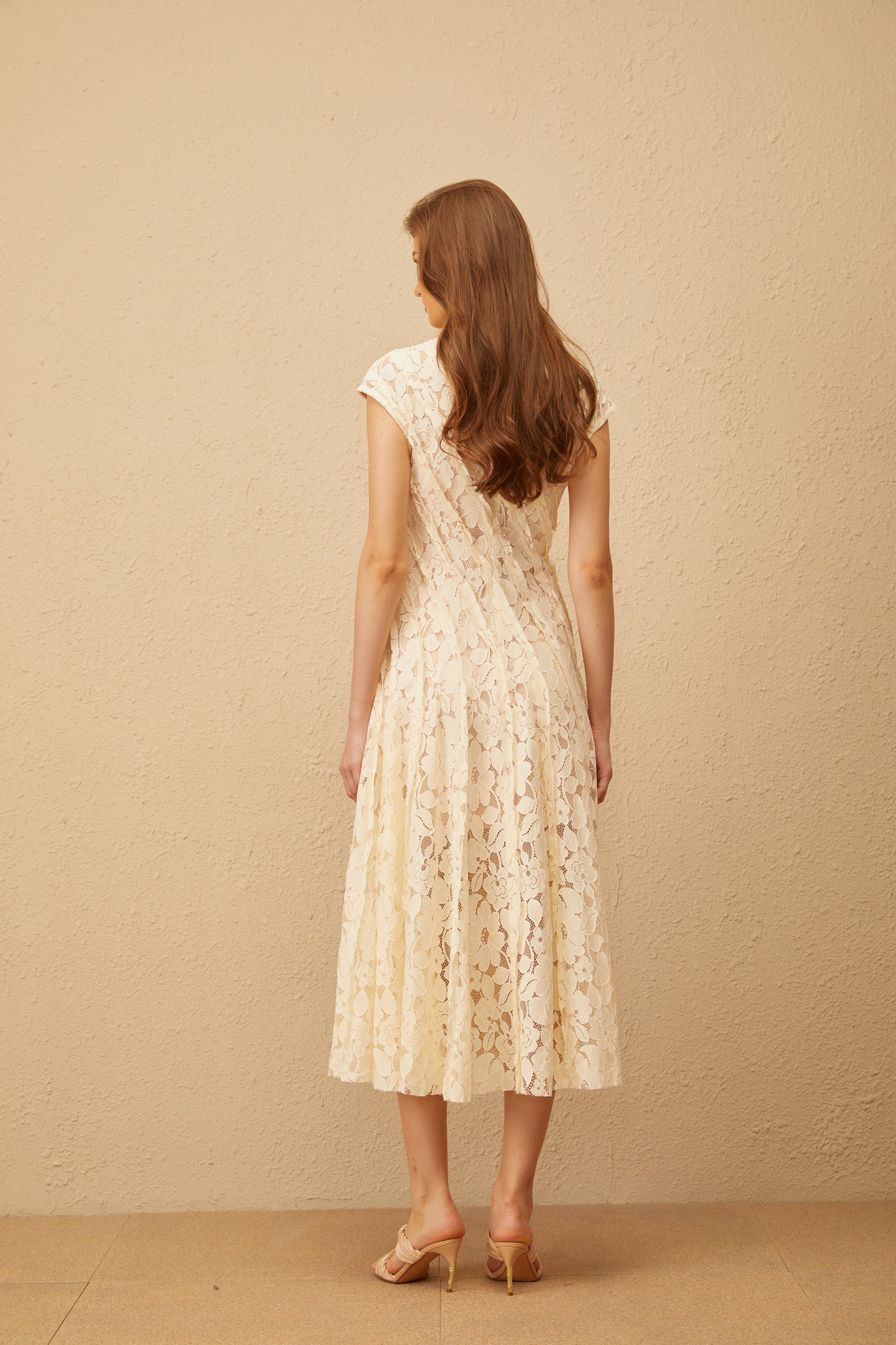 Adèle Neutrales Midikleid mit floraler Spitze