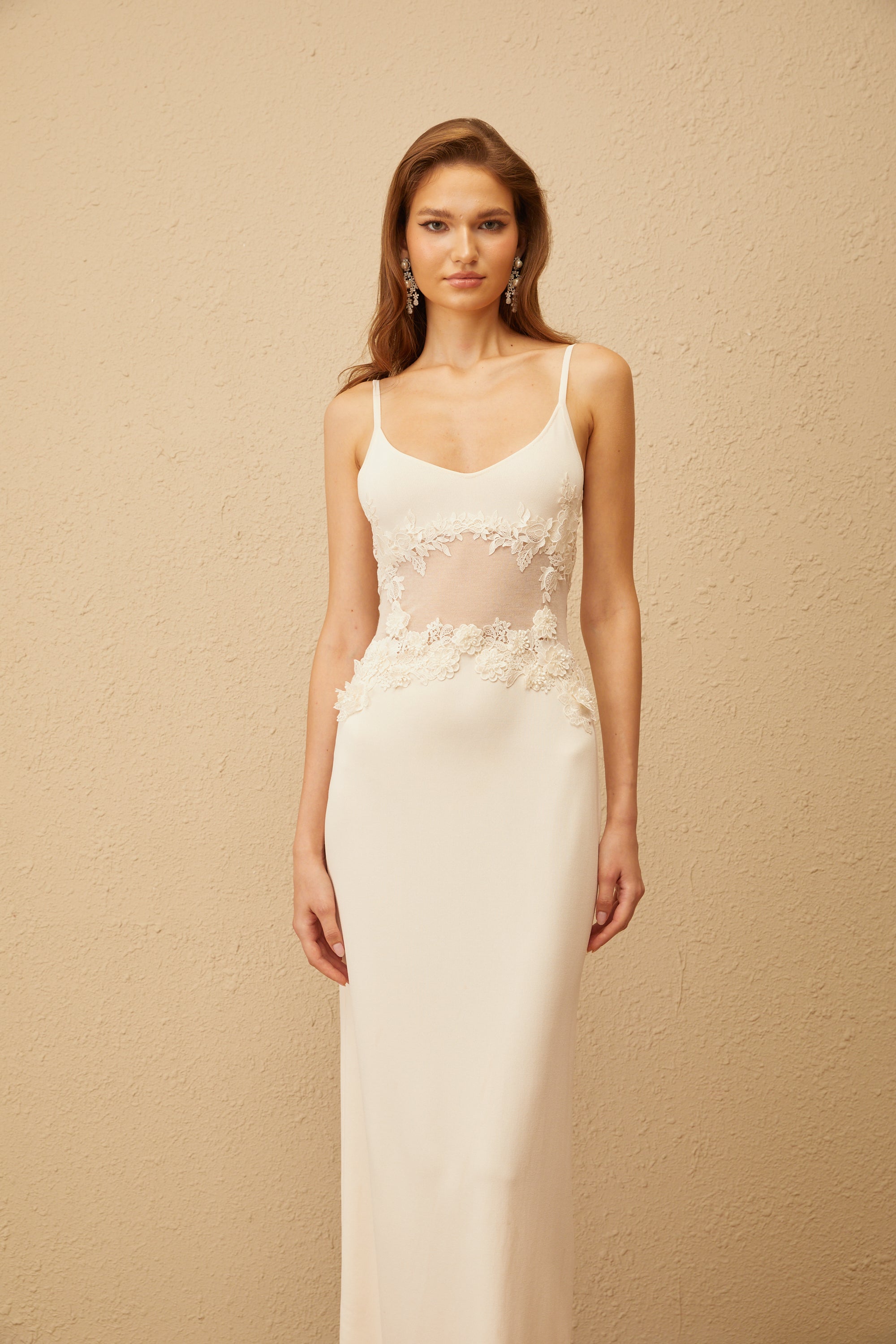 Uxue – Maxikleid aus Strick mit Blumenstickerei in Off-White