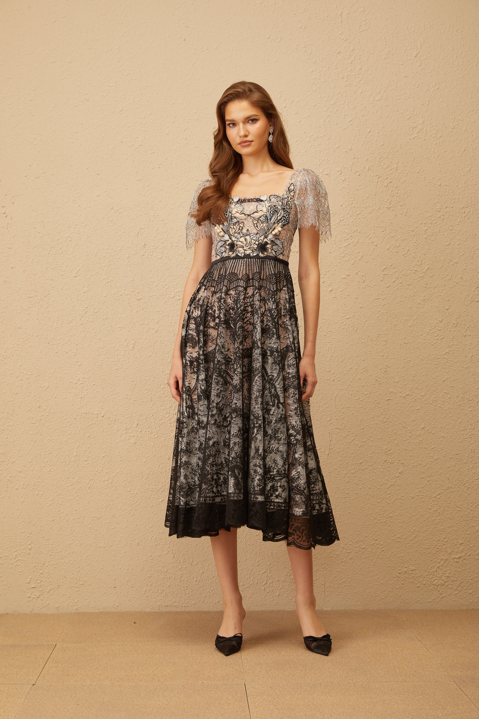 فستان أوسيان الأسود متوسط الطول من الدانتيل المطرز بالزهور