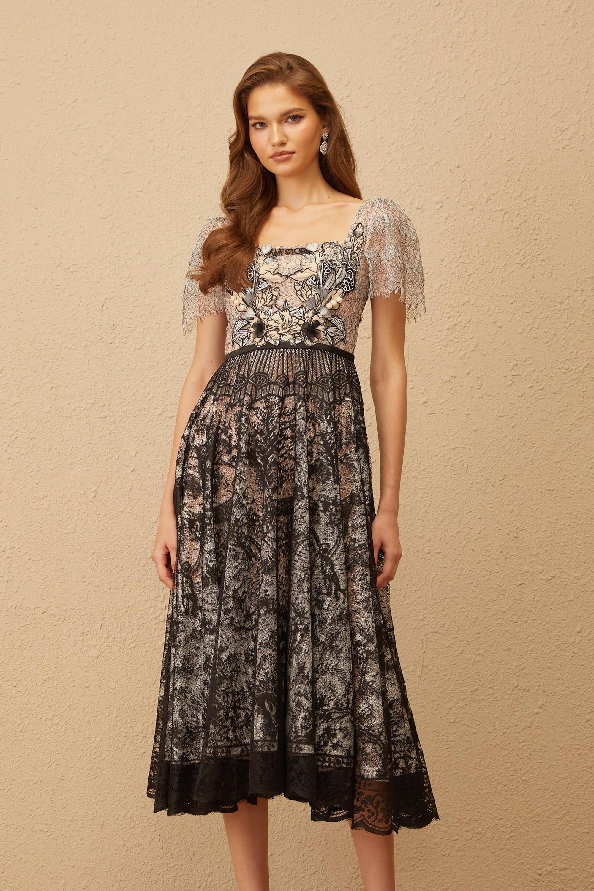 Océane – Schwarzes Midikleid aus Spitze mit Blumenstickerei