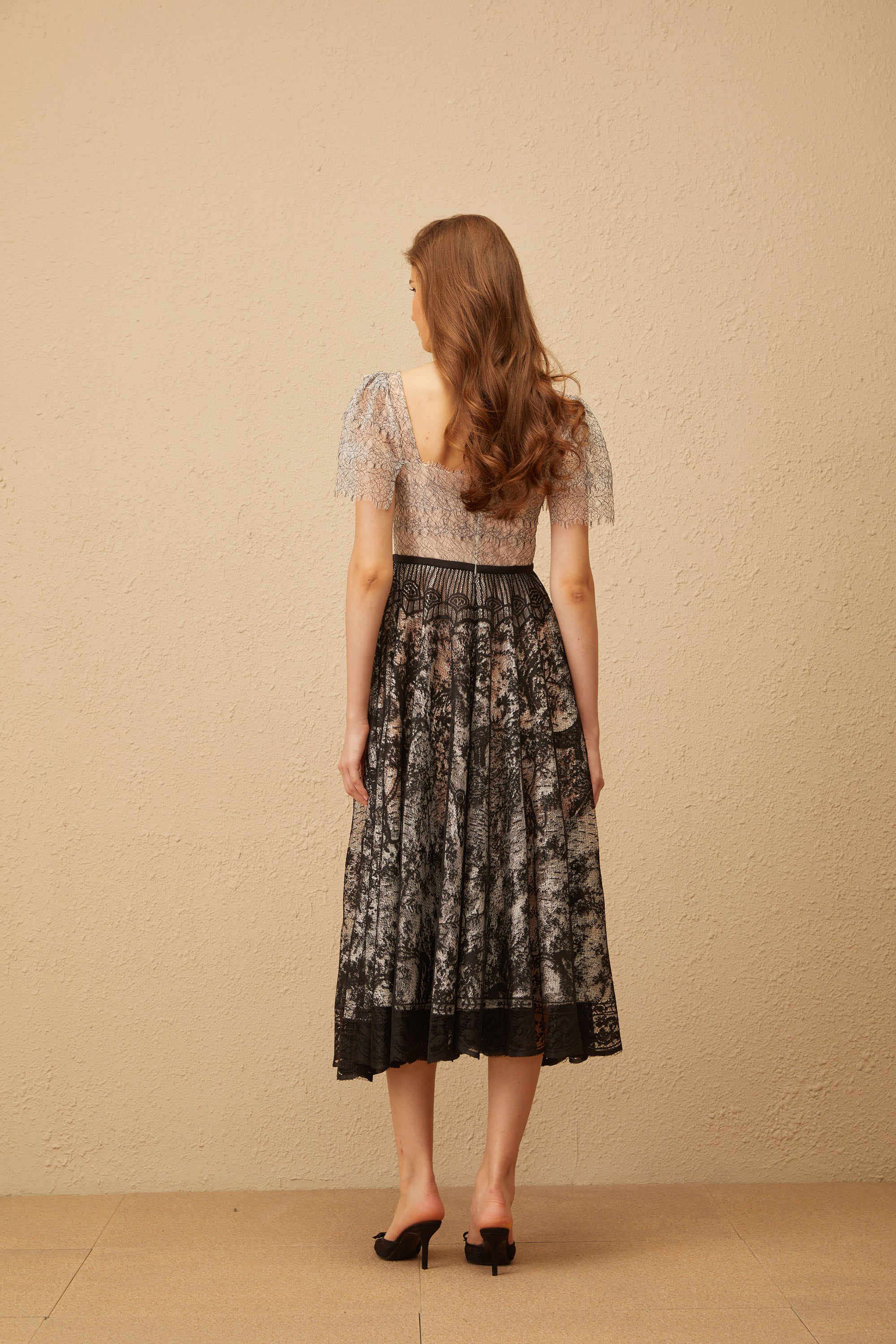 Océane – Schwarzes Midikleid aus Spitze mit Blumenstickerei