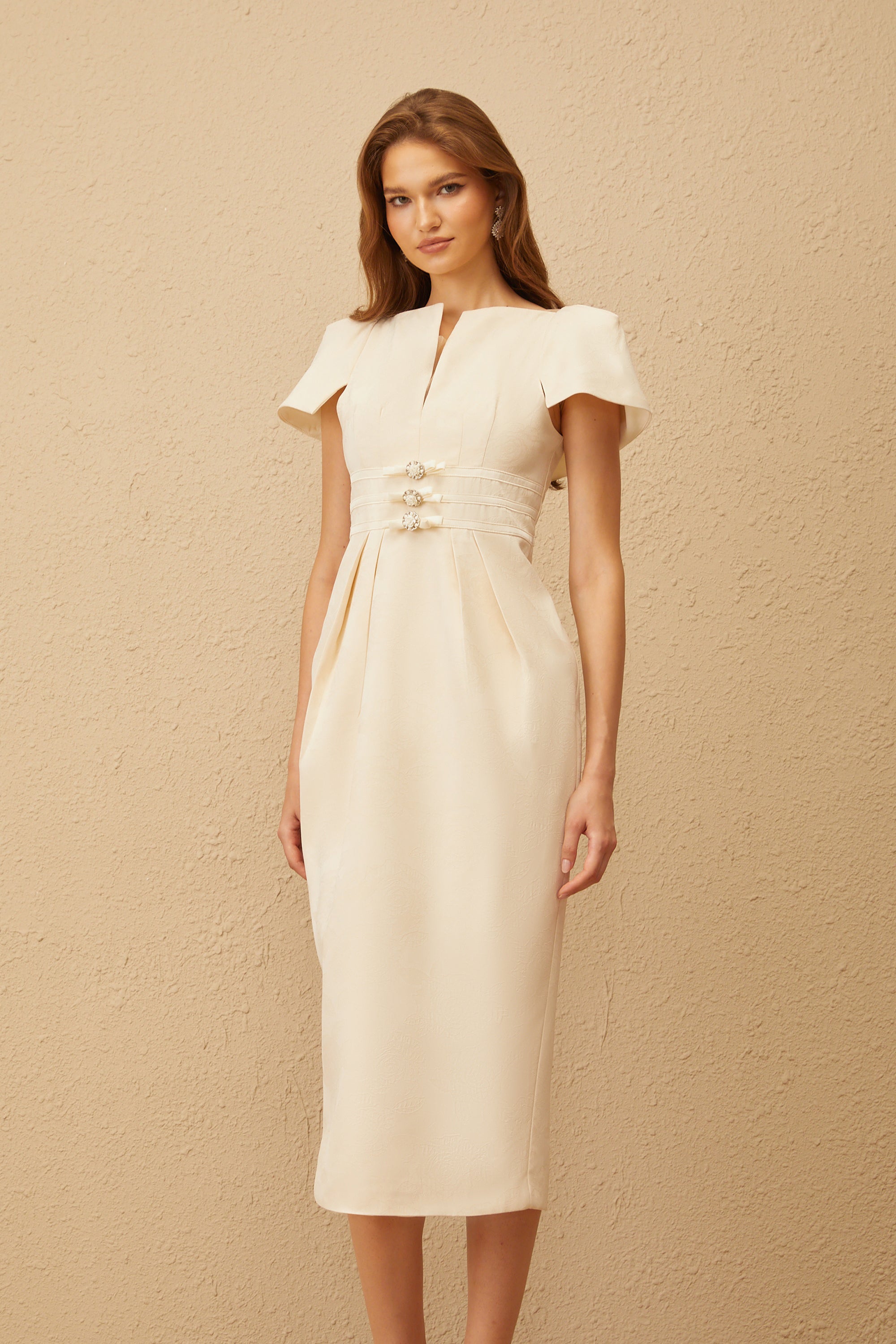 Antoinette – Neutrales Jacquard-Midikleid mit Schleife und Blumenmuster