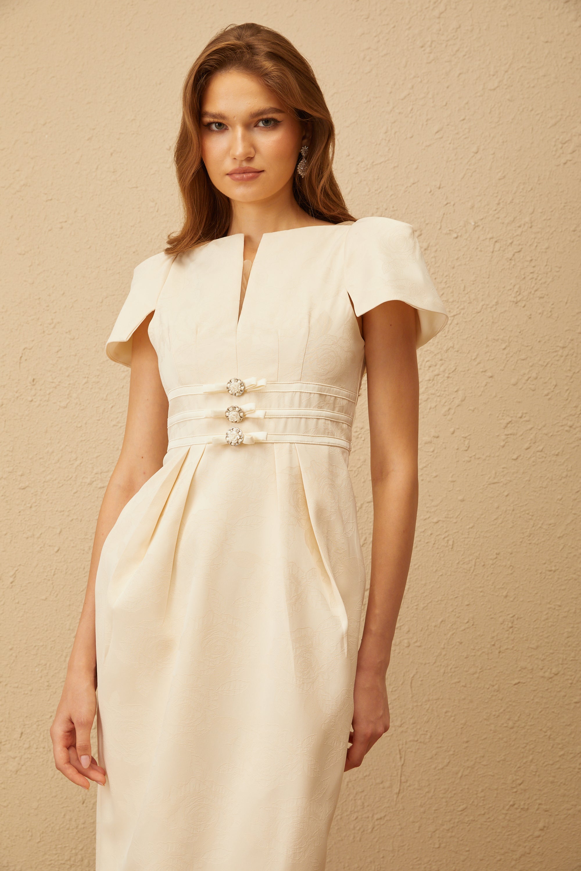 فستان أنطوانيت متوسط الطول بعقدة جاكار زهرية محايدة