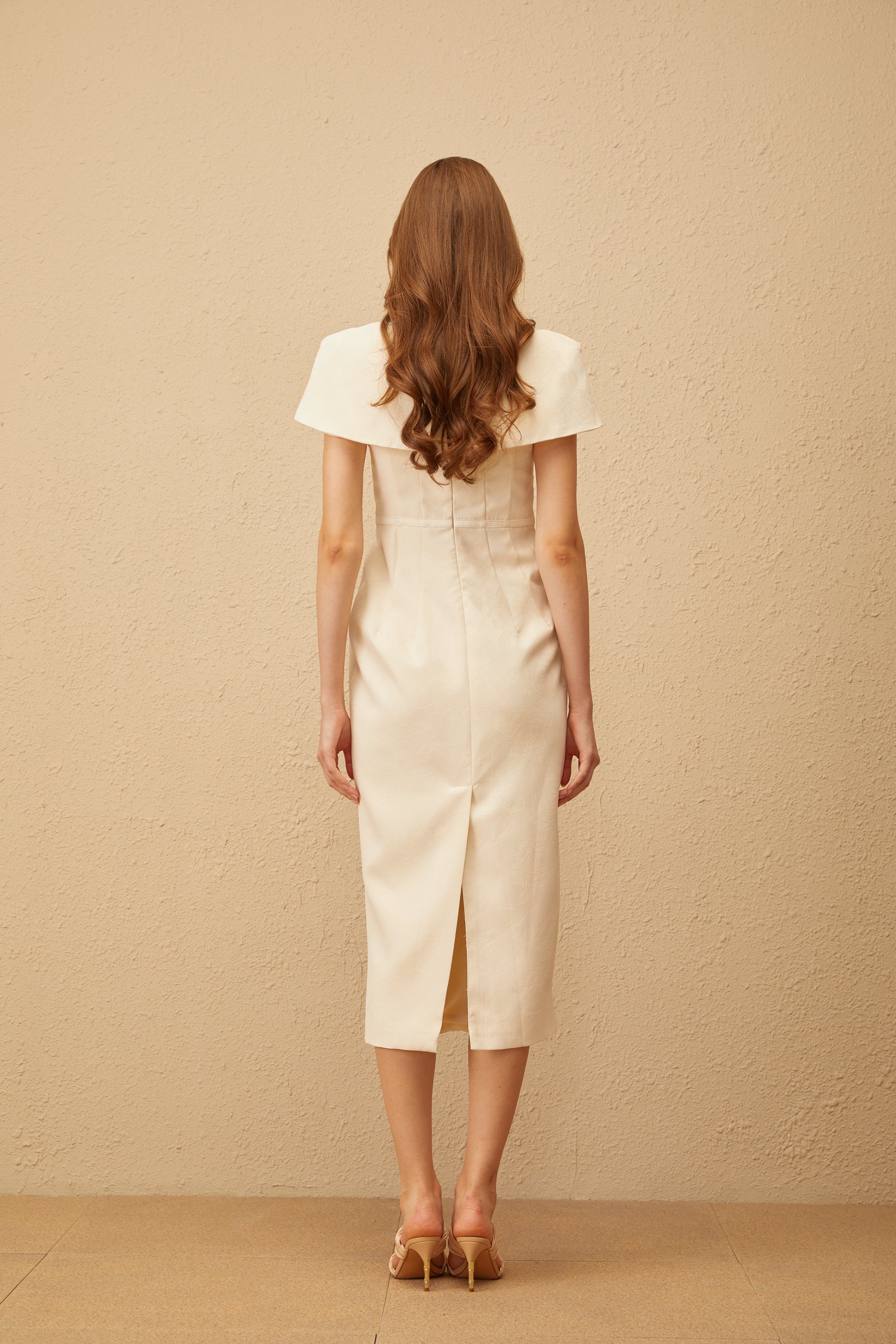 Antoinette – Neutrales Jacquard-Midikleid mit Schleife und Blumenmuster