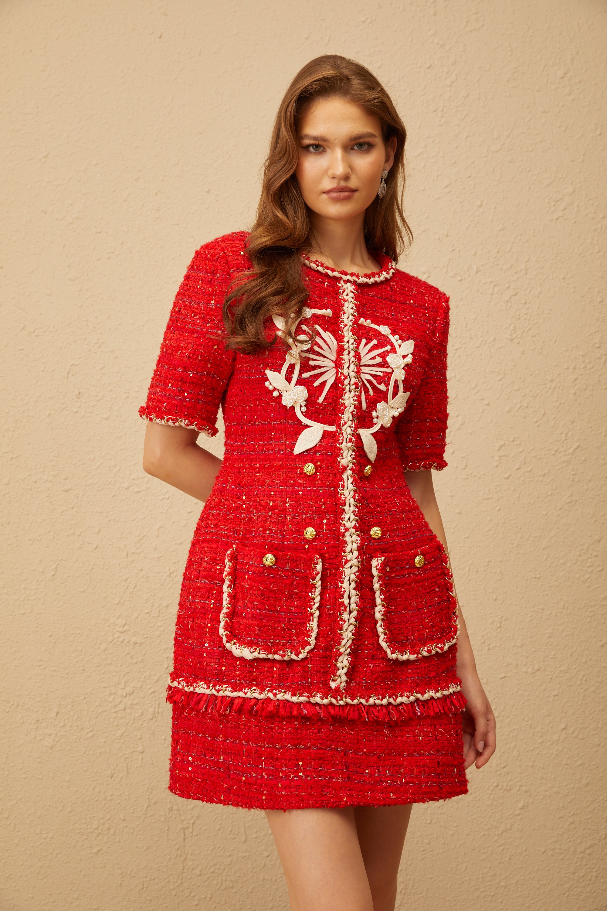 فستان قصير من التويد مزين بالزهور باللون الأحمر
