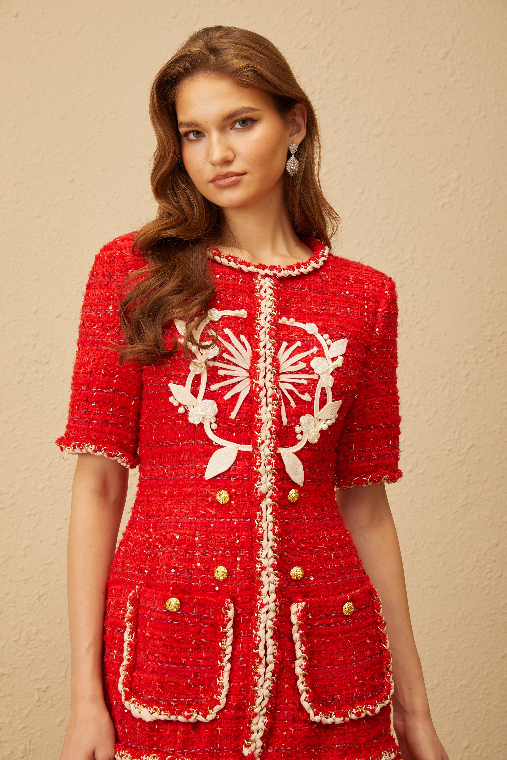 فستان قصير من التويد مزين بالزهور باللون الأحمر