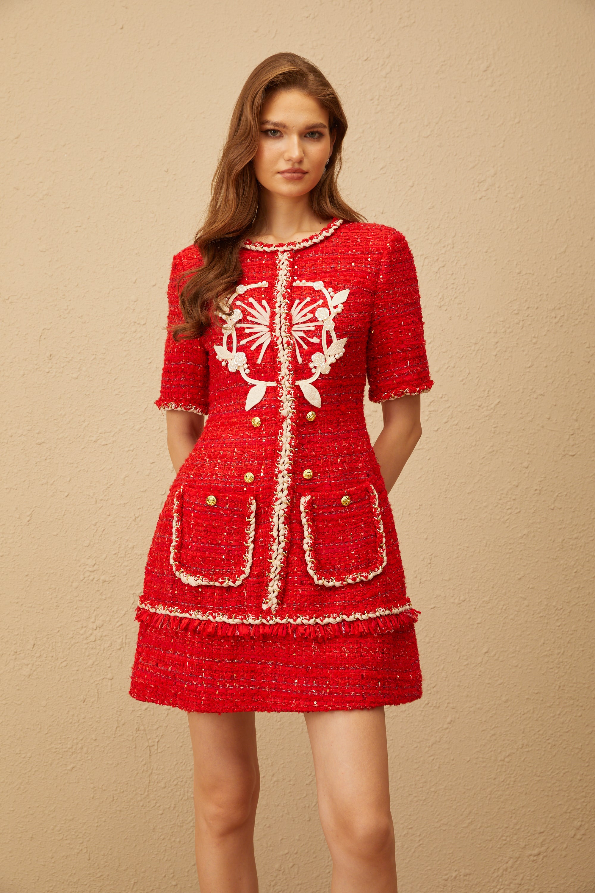 فستان قصير من التويد مزين بالزهور باللون الأحمر