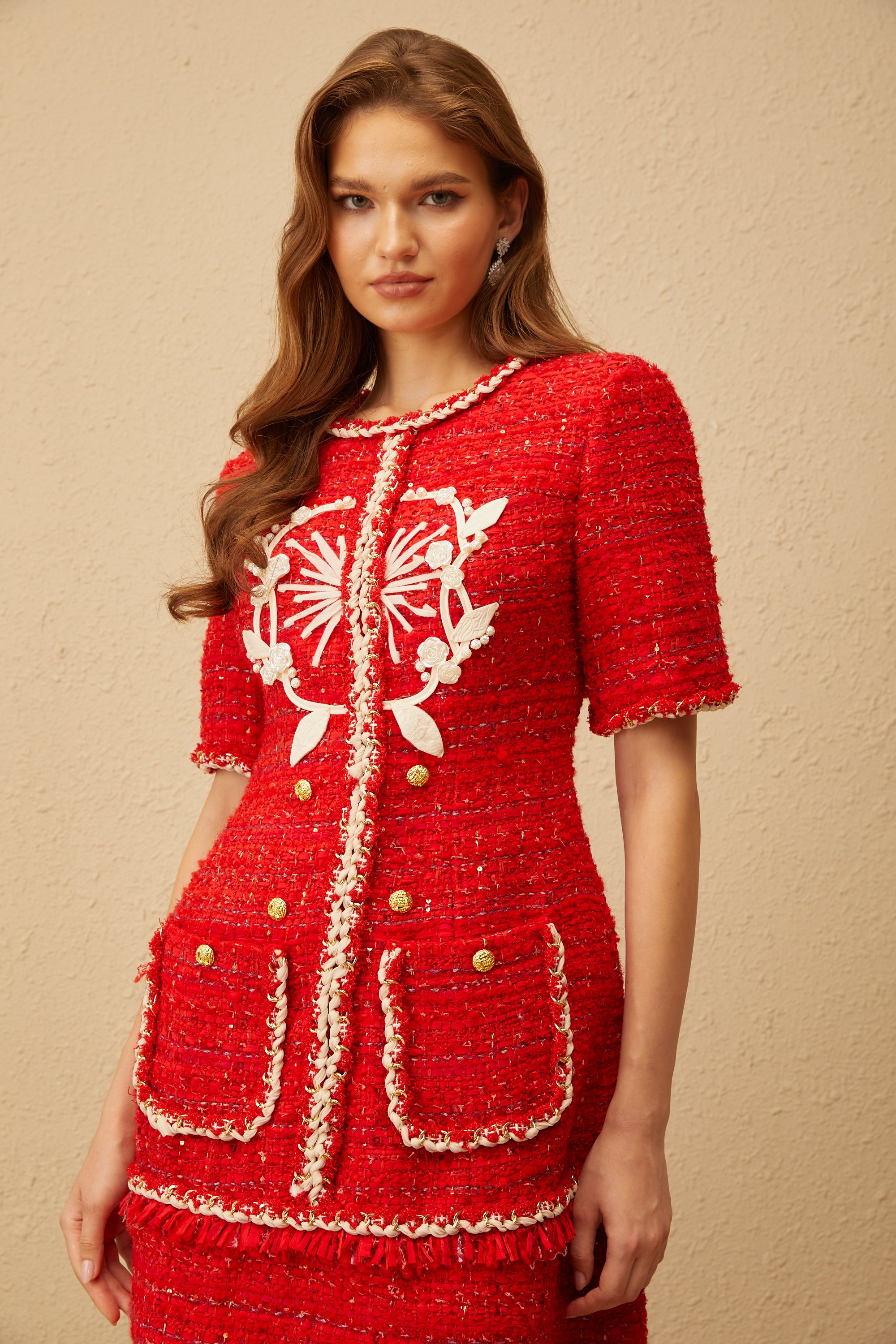 فستان قصير من التويد مزين بالزهور باللون الأحمر