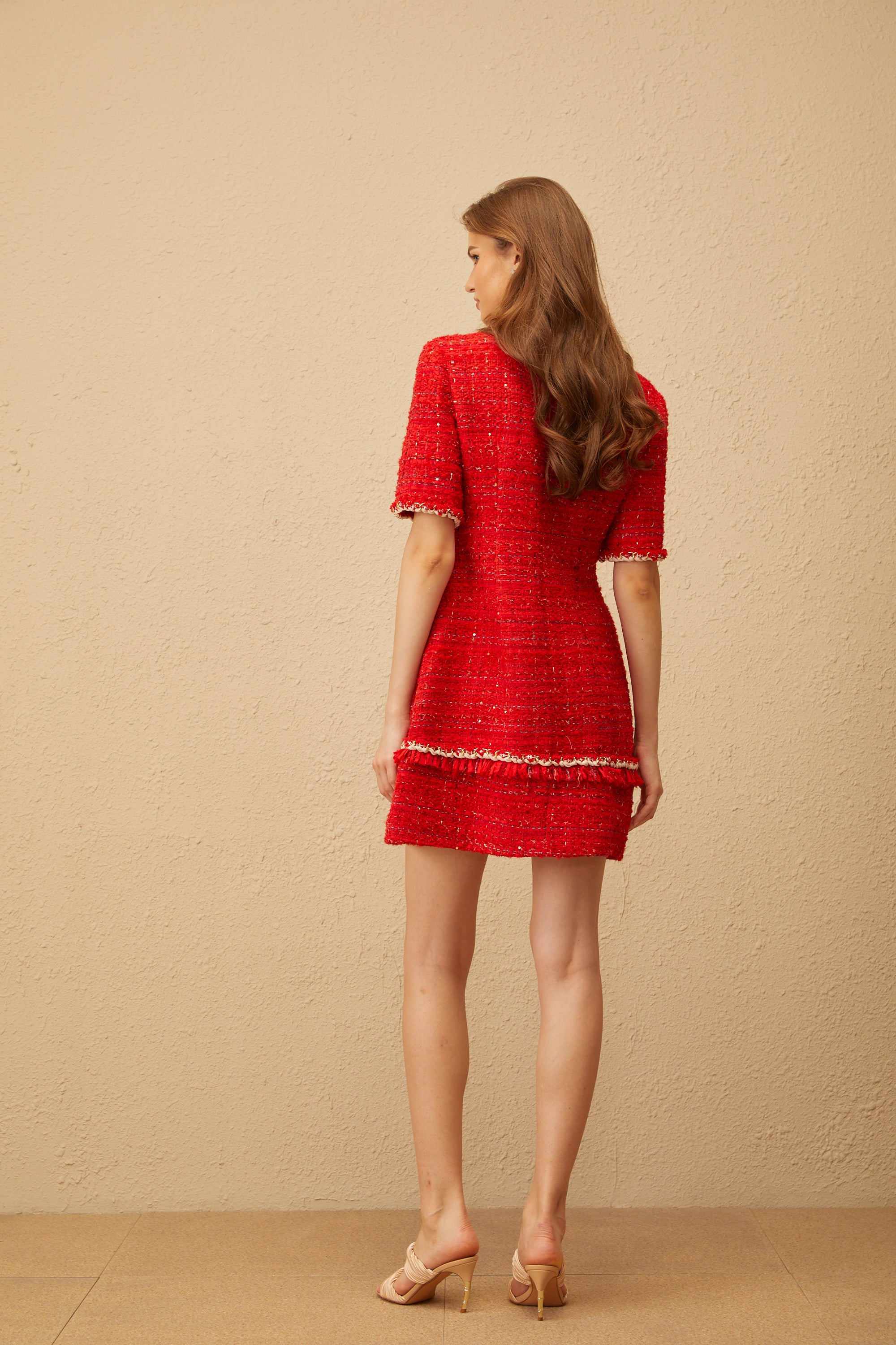 فستان قصير من التويد مزين بالزهور باللون الأحمر