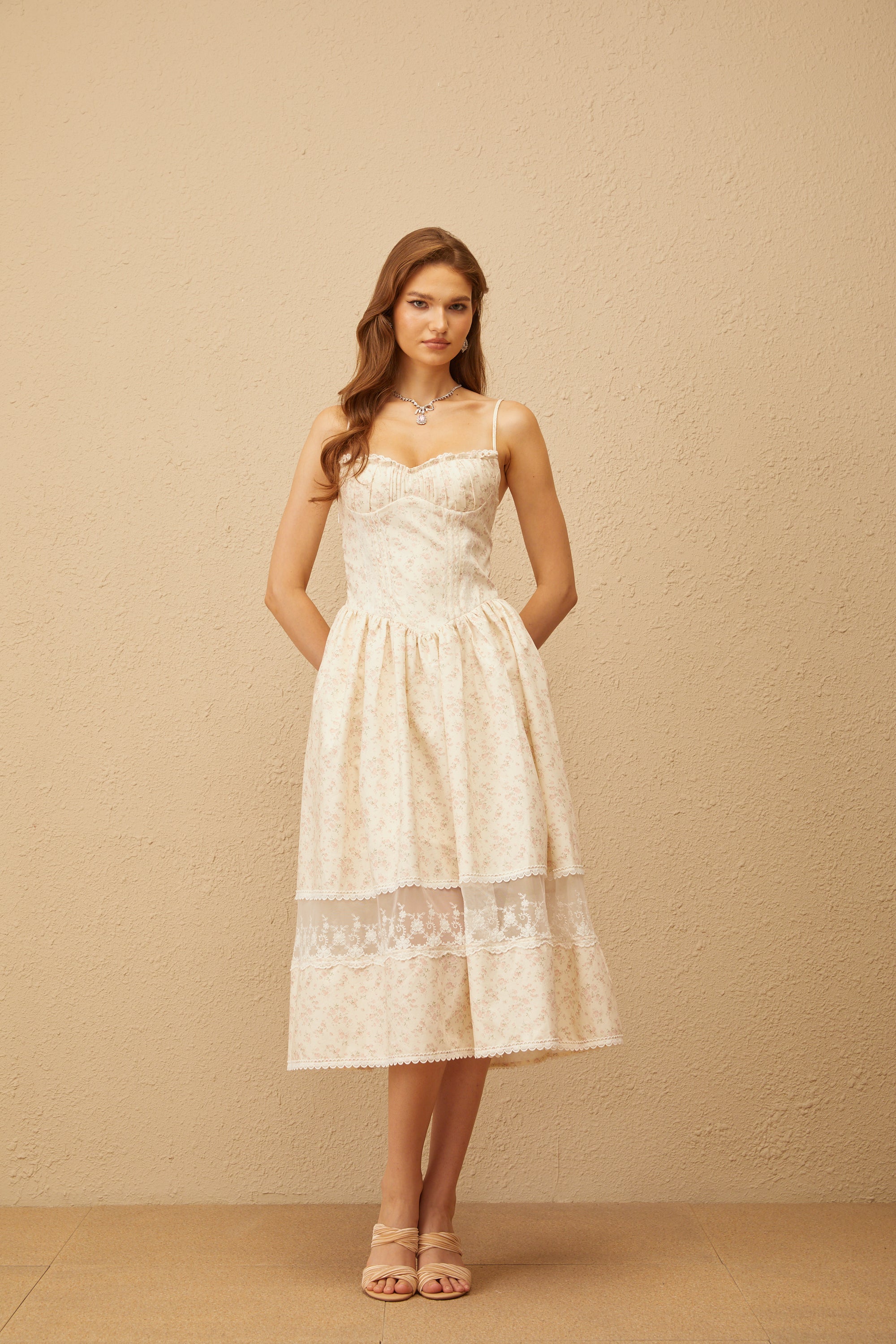 Caroline – Neutrales Midikleid mit Spitzenbesatz und Blumenmuster